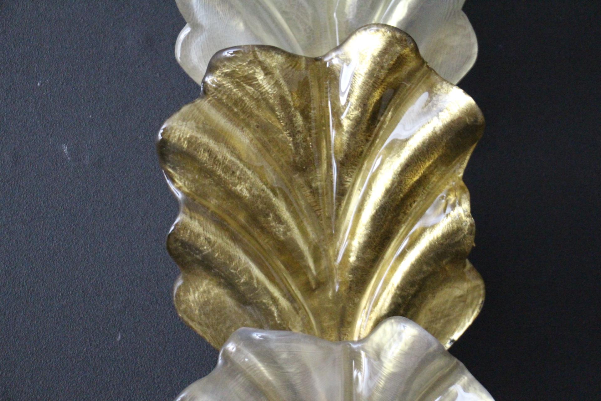 Coppia di lampade a foglia in vetro di Murano color oro e bianco perlato in stile Barovier In condizioni ottime in vendita a Saint-Ouen, FR