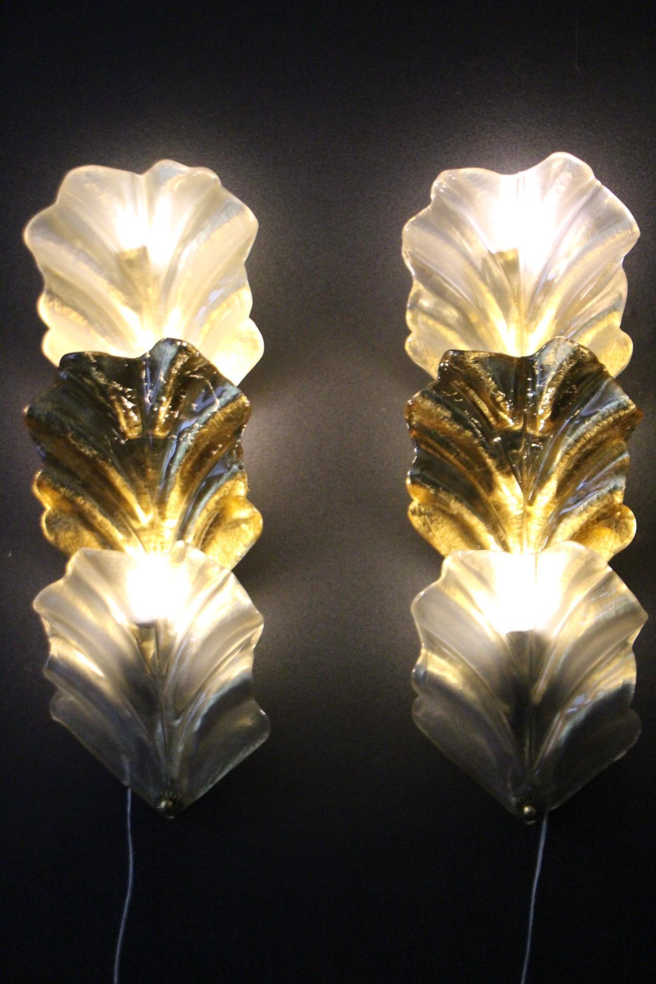 Fine XX secolo Coppia di lampade a foglia in vetro di Murano color oro e bianco perlato in stile Barovier in vendita