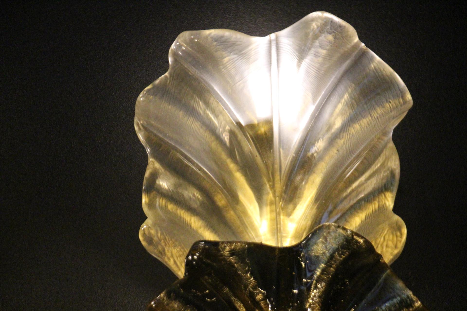 Vetro di Murano Coppia di lampade a foglia in vetro di Murano color oro e bianco perlato in stile Barovier in vendita