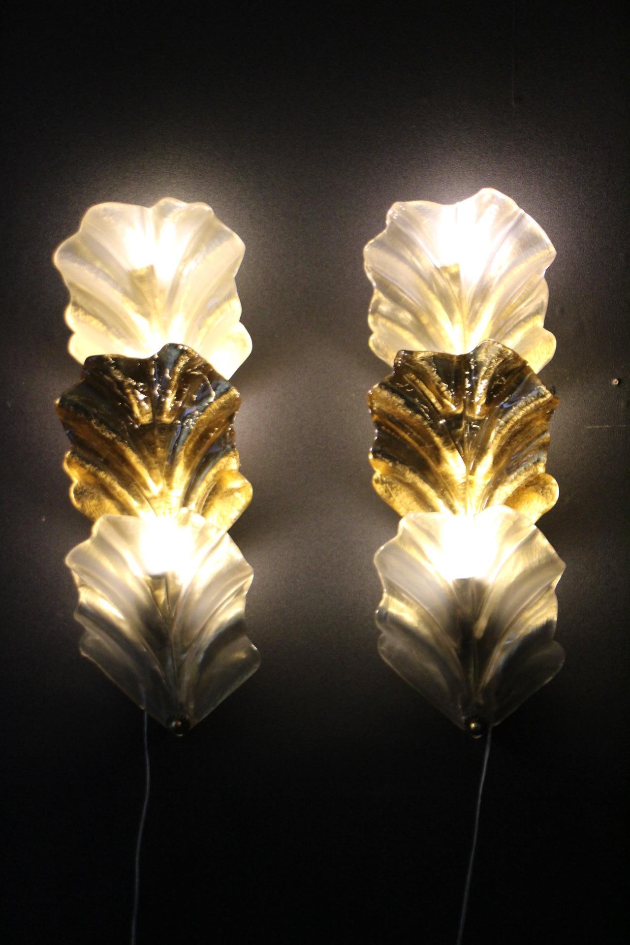 Coppia di lampade a foglia in vetro di Murano color oro e bianco perlato in stile Barovier in vendita 1