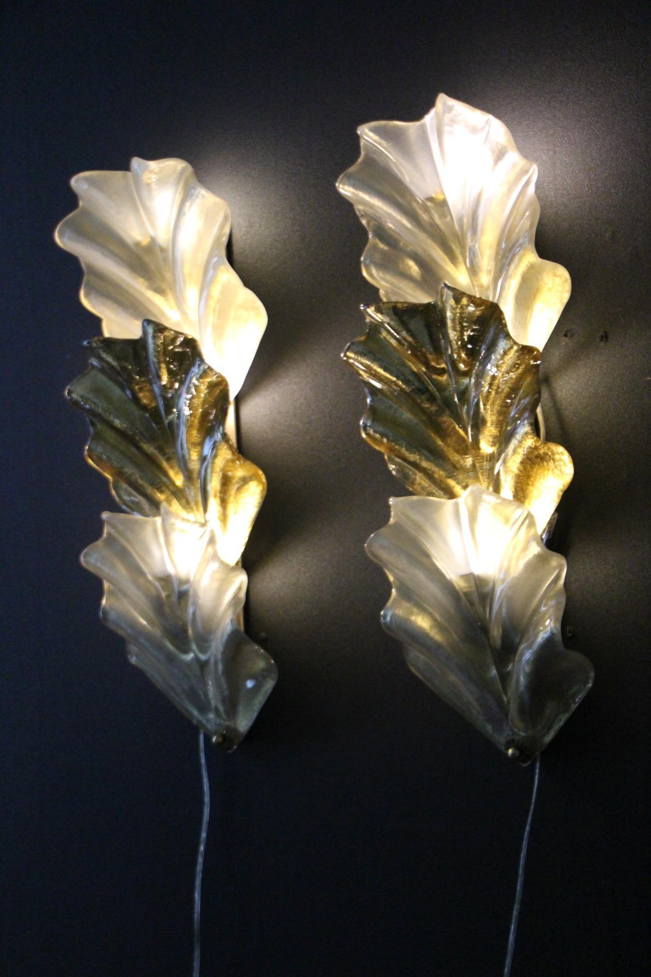 Coppia di lampade a foglia in vetro di Murano color oro e bianco perlato in stile Barovier in vendita 2
