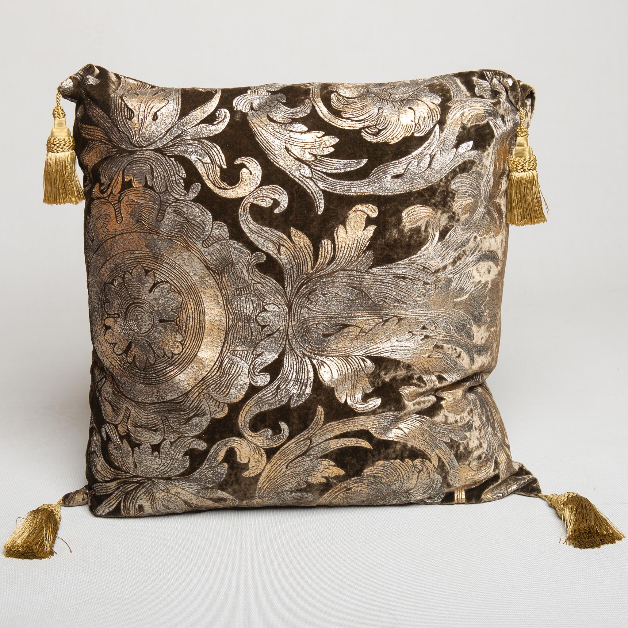 Coppia di pannelli in velluto stampato color oro e argento per tende con cuscino in vendita 10