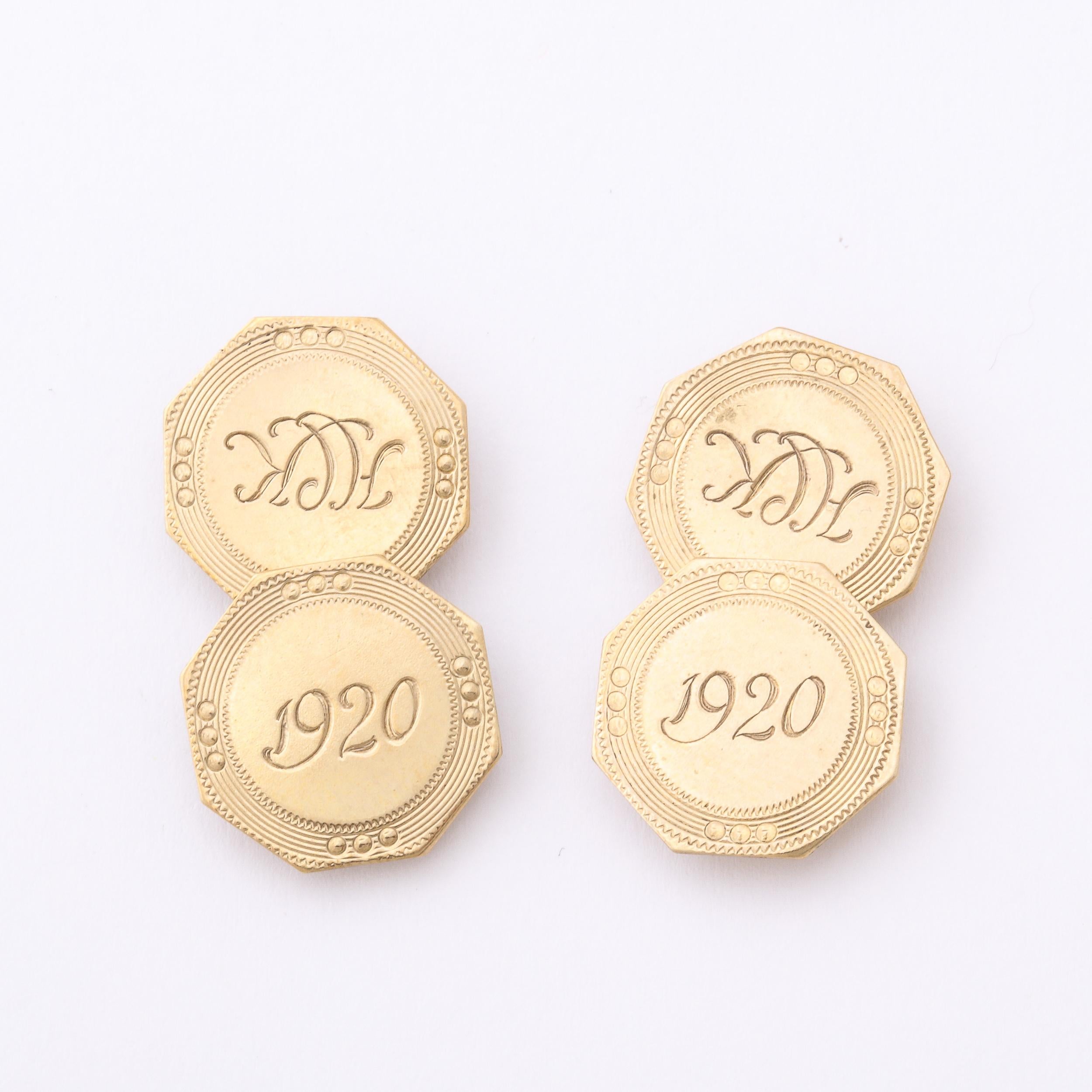 Cette paire de boutons de manchette en or jaune 14k présente un design Art Déco tourné au moteur avec une date de 1920 sur un côté et un monogramme sur l'autre, ils ont une très belle forme octogonale.