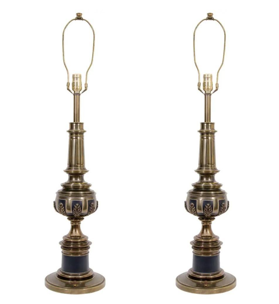 Hollywood Regency Paire de lampes de table en laiton et émail noir de Stiffle en vente