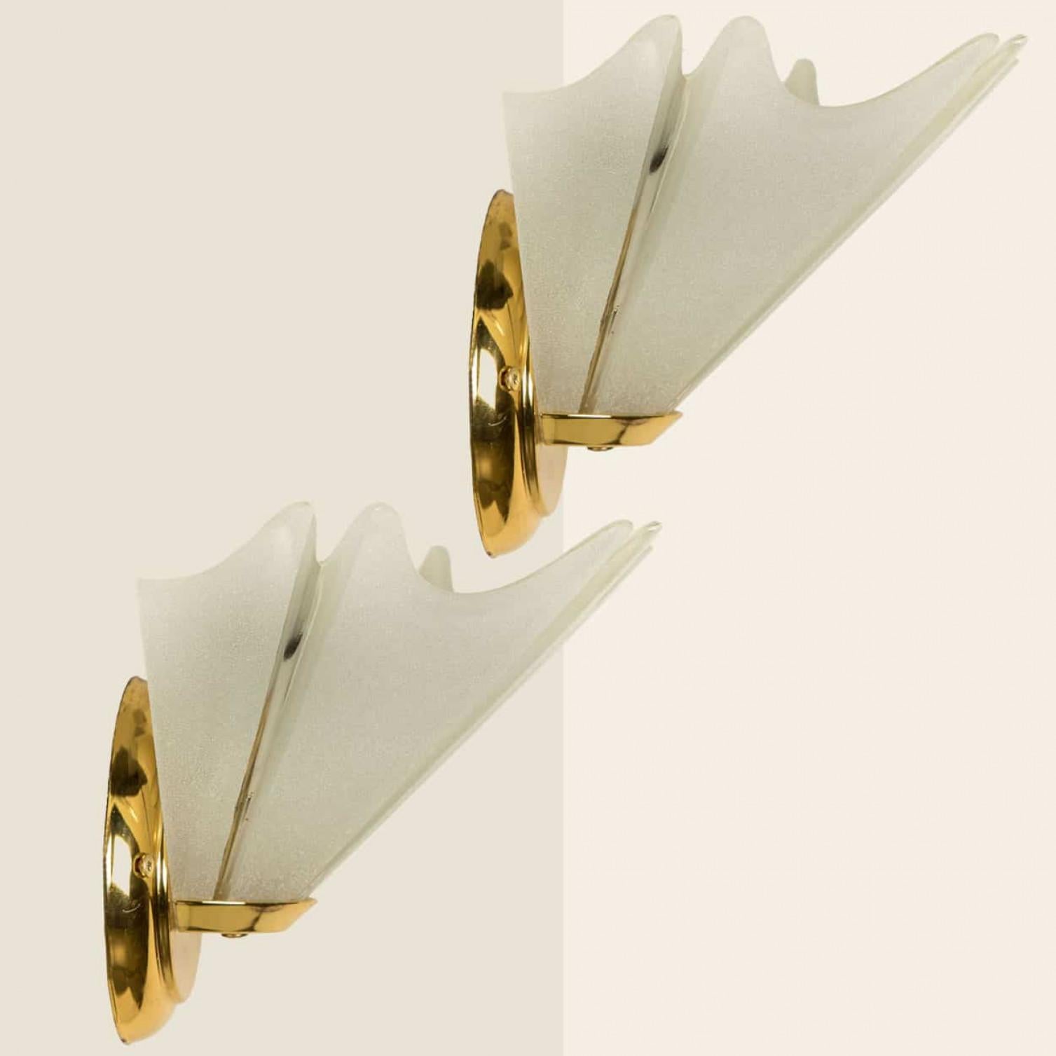 Allemand Paire d'appliques opalines à feuilles en laiton doré dans le style de Hillebrand, 1970 en vente