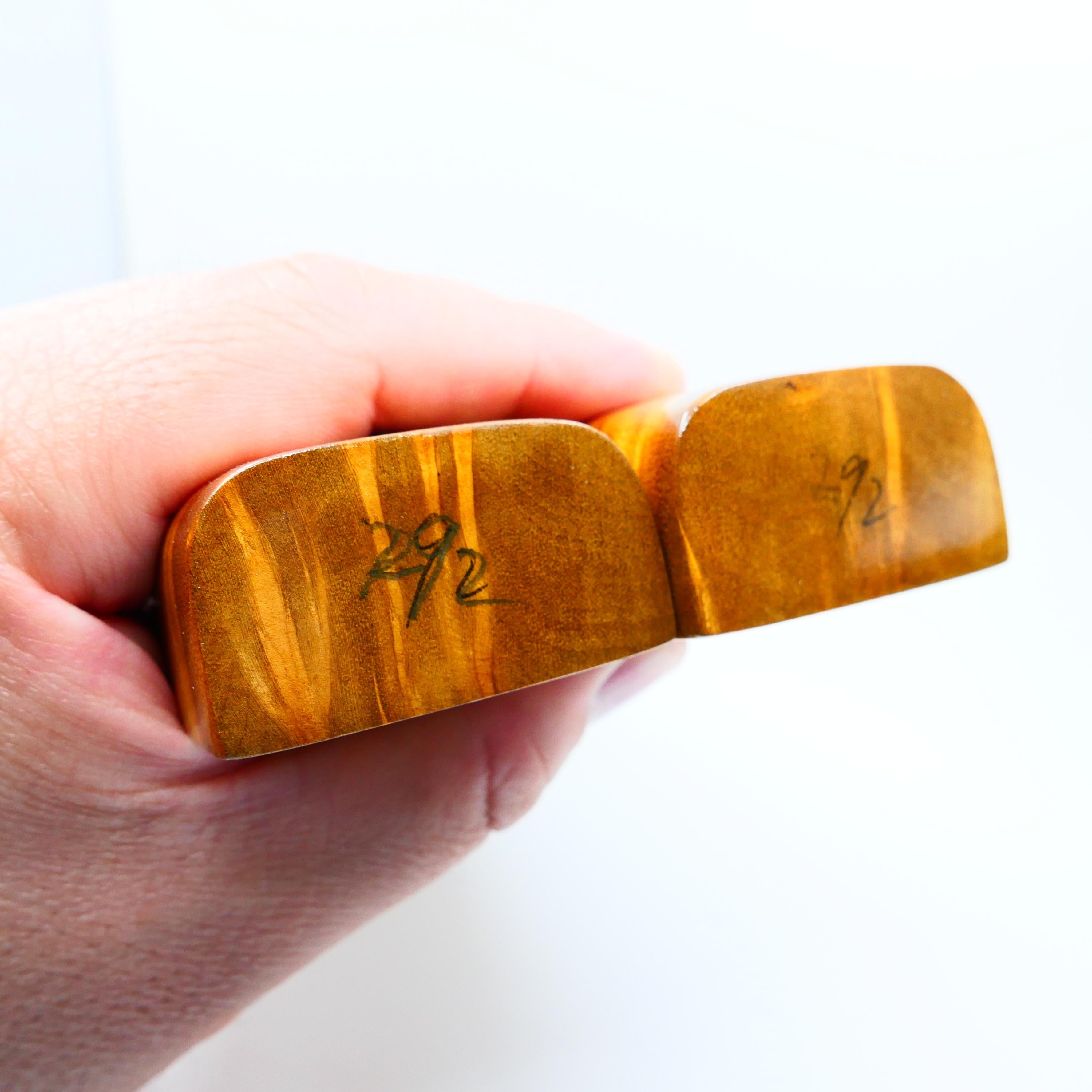 Paire de poids de papier en bois de camphor doré pour calligraphie chinoise en vente 10