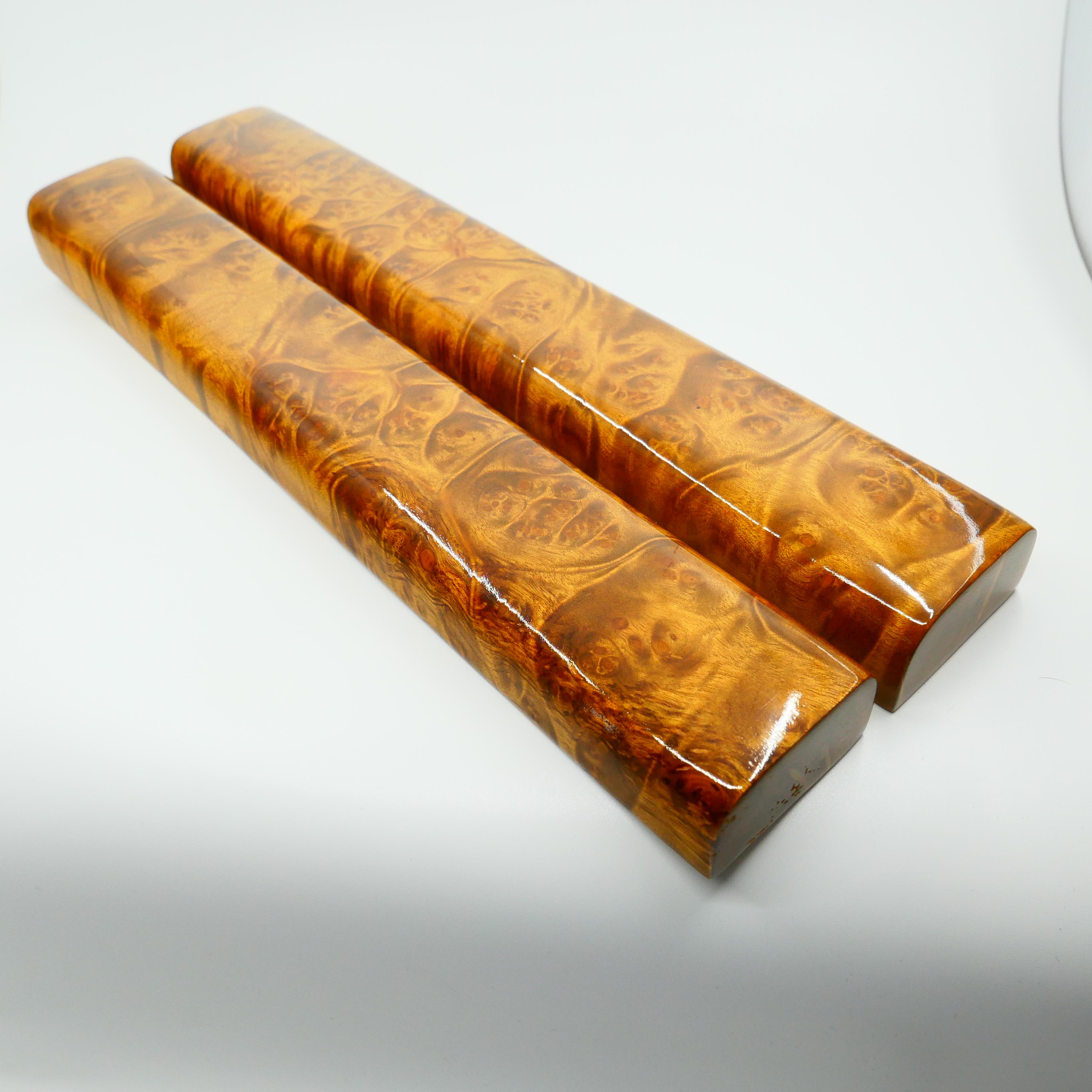 Paire de poids de papier en bois de camphor doré pour calligraphie chinoise en vente 4