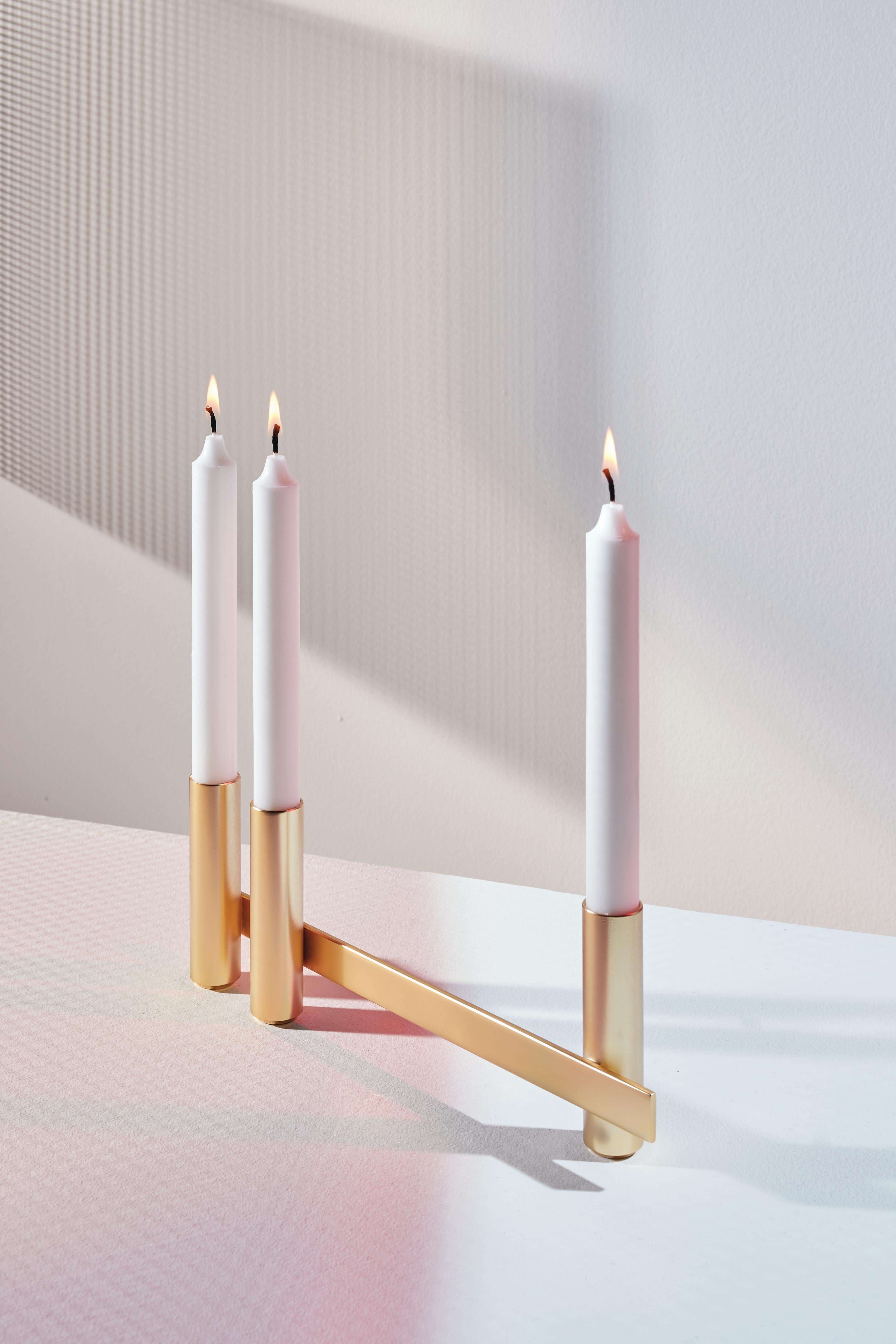 Paar goldene Kerzenständer von Mason Editions (Moderne) im Angebot