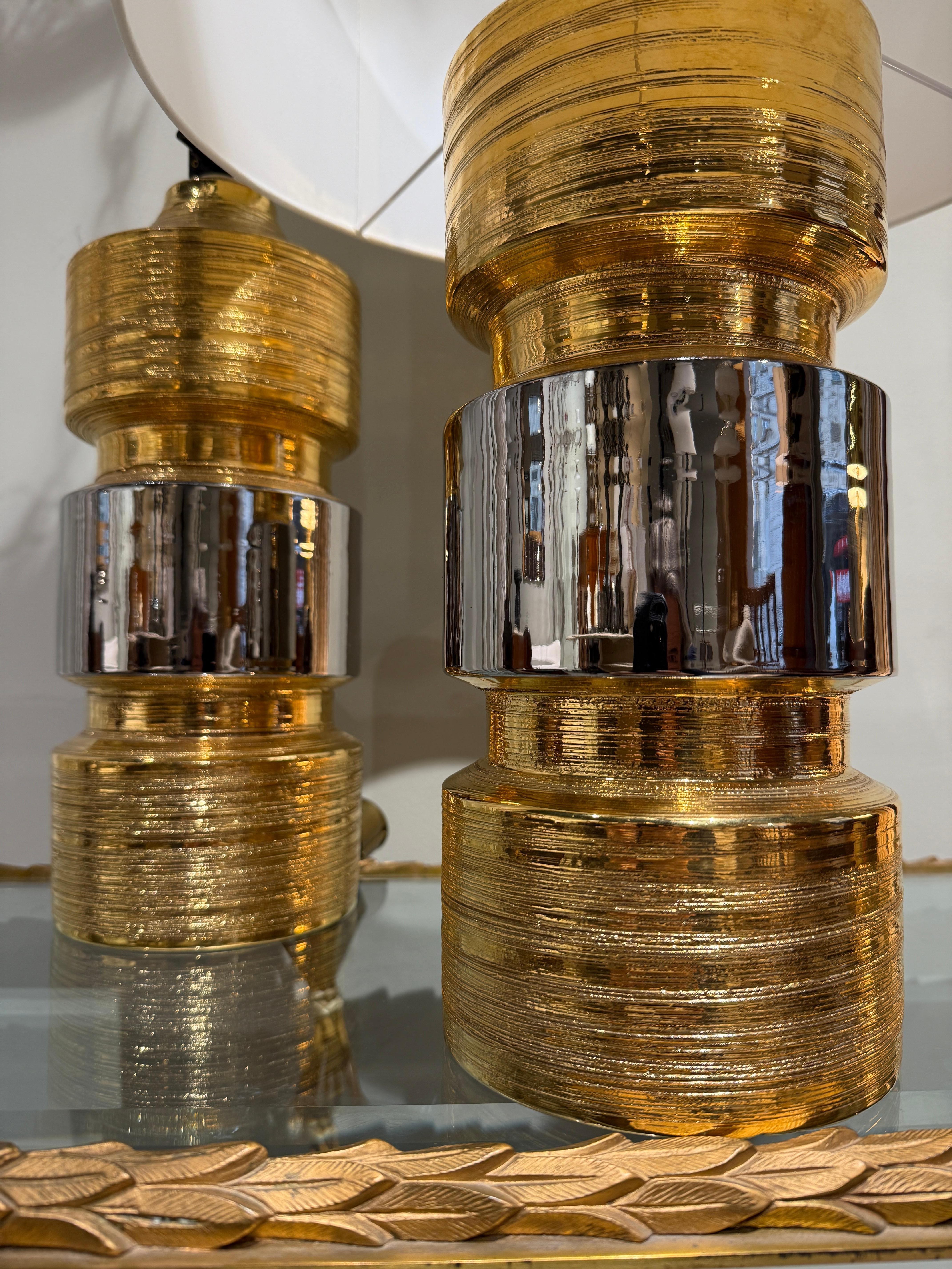 Impressionnante et magnifique paire de céramiques émaillées or et argent réalisée par Bitossi. 
pour Bergboms Sweden circa 1970
Merveilleux état vintage 