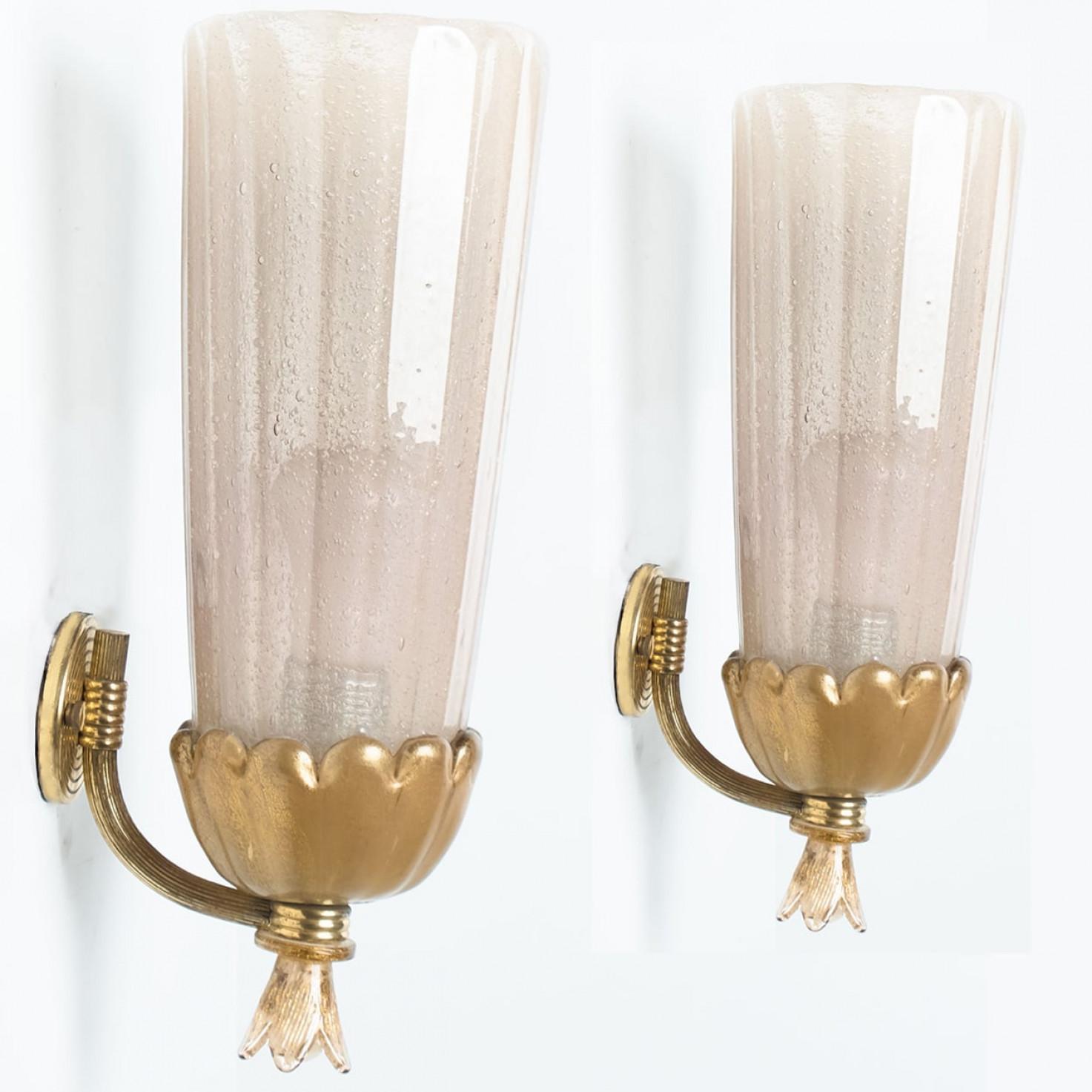 Coppia di meravigliose applique di alta gamma di Barovier. Le lunghe foglie in vetro curvato e i dettagli in ottone conferiscono a questo pezzo un aspetto elegante che rifrange la luce, riempiendo la stanza di una luce morbida e calda.
L'applique ha