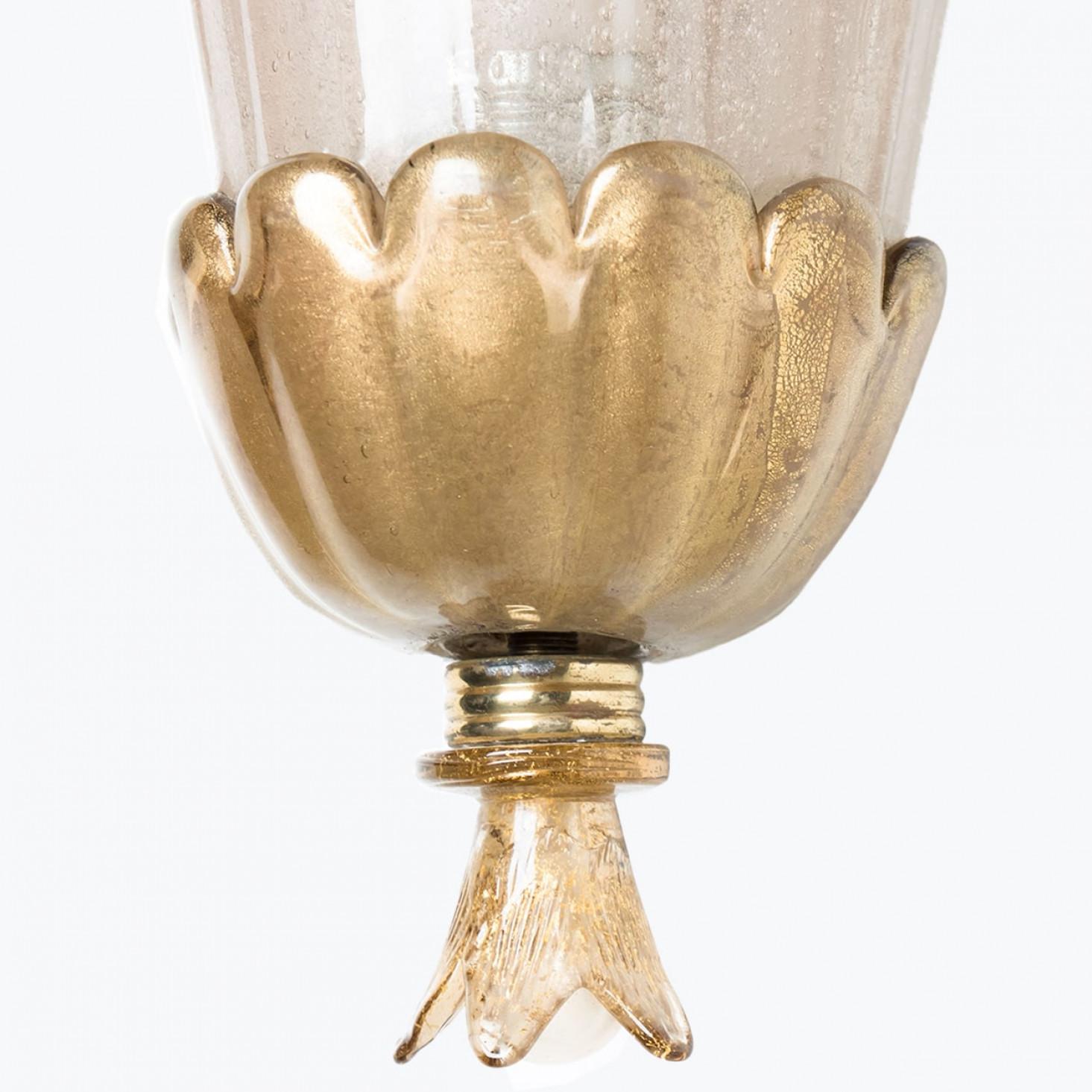 Mid-Century moderno Coppia di lampade da parete in ottone e vetro a calice dorato Barovier, 1960 in vendita