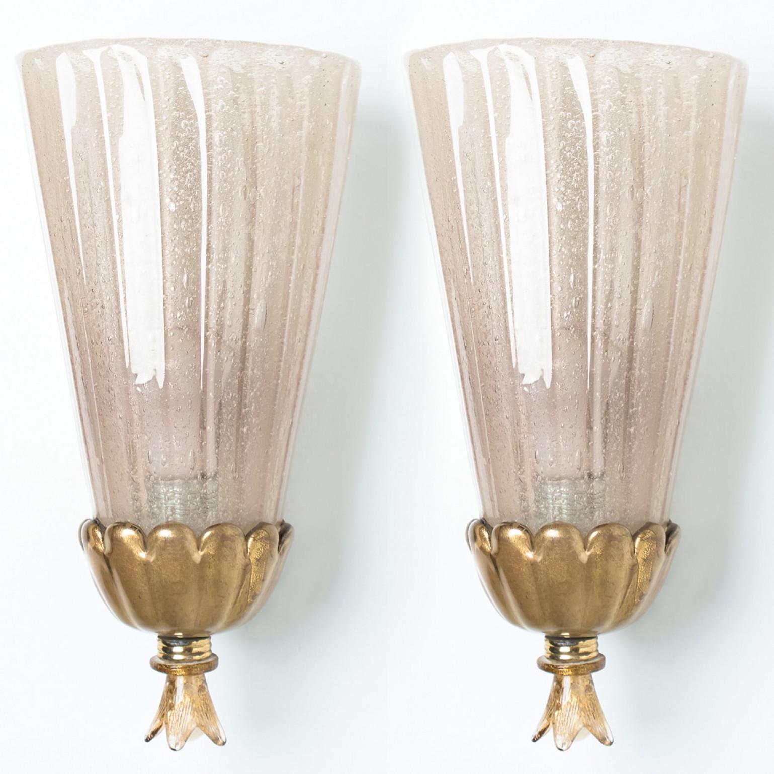 Italiano Coppia di lampade da parete in ottone e vetro a calice dorato Barovier, 1960 in vendita