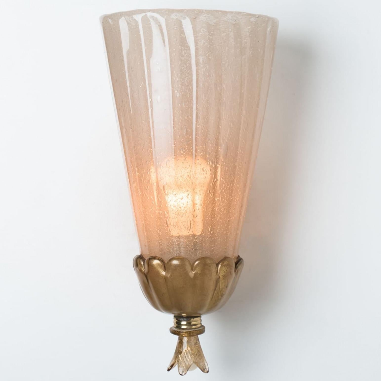 Metà XX secolo Coppia di lampade da parete in ottone e vetro a calice dorato Barovier, 1960 in vendita