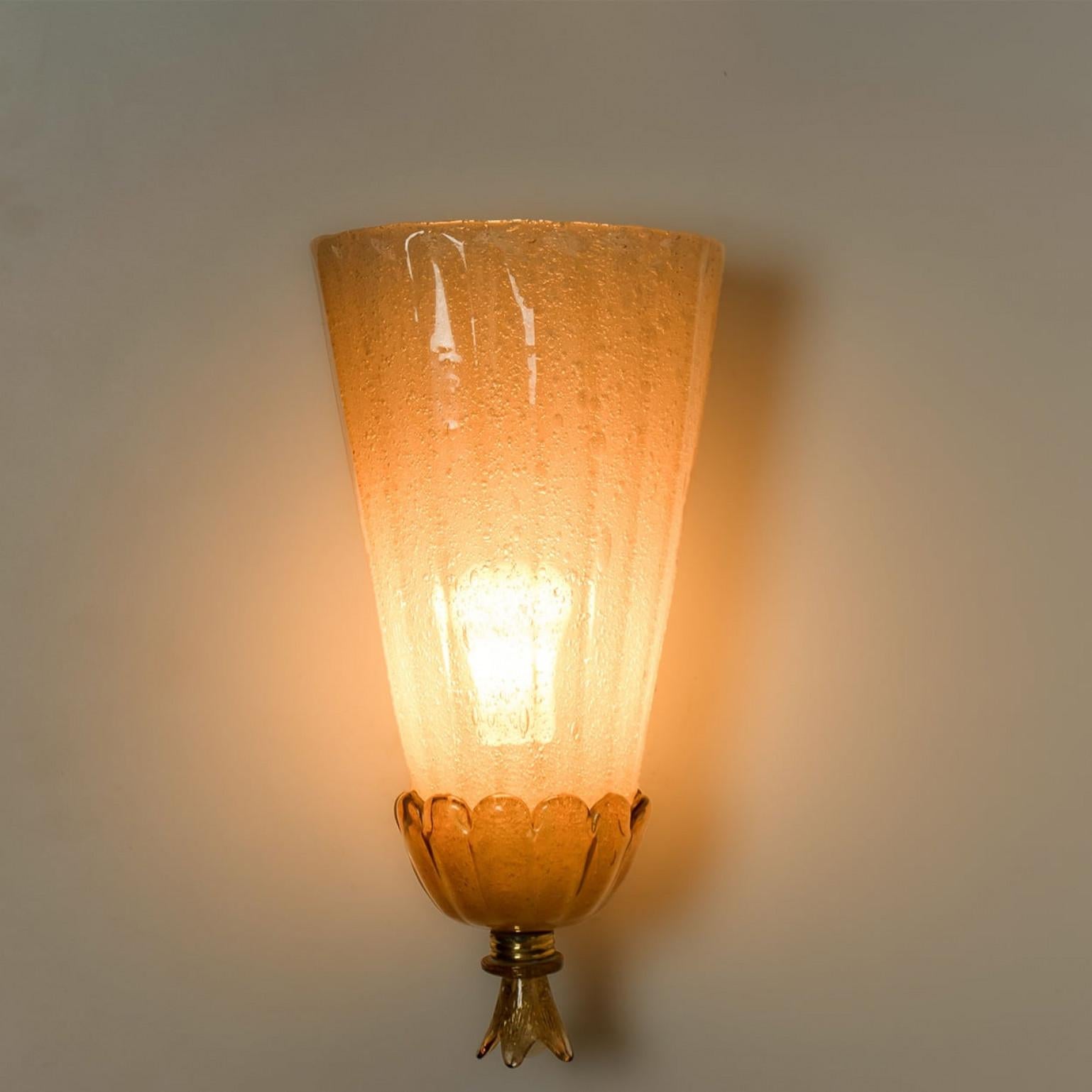 Ottone Coppia di lampade da parete in ottone e vetro a calice dorato Barovier, 1960 in vendita