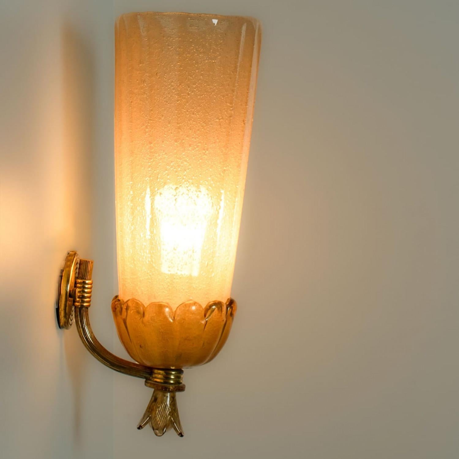 Coppia di lampade da parete in ottone e vetro a calice dorato Barovier, 1960 in vendita 1