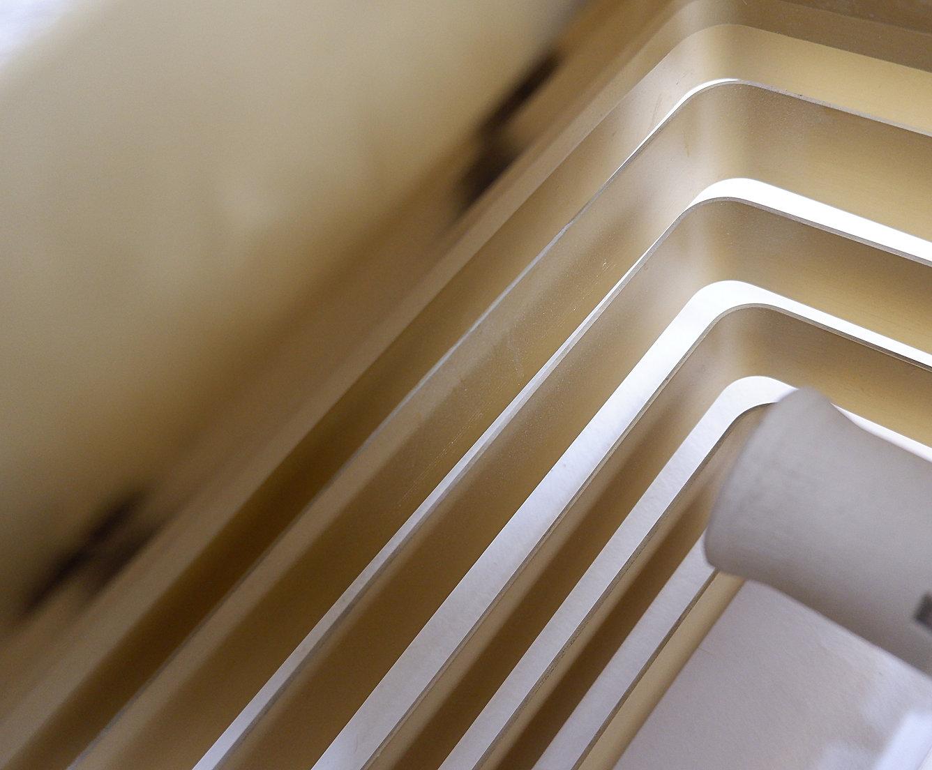 Coppia di lampade da parete in alluminio color oro di Jules Wabbes - 2 coppie disponibili (1) in vendita 3