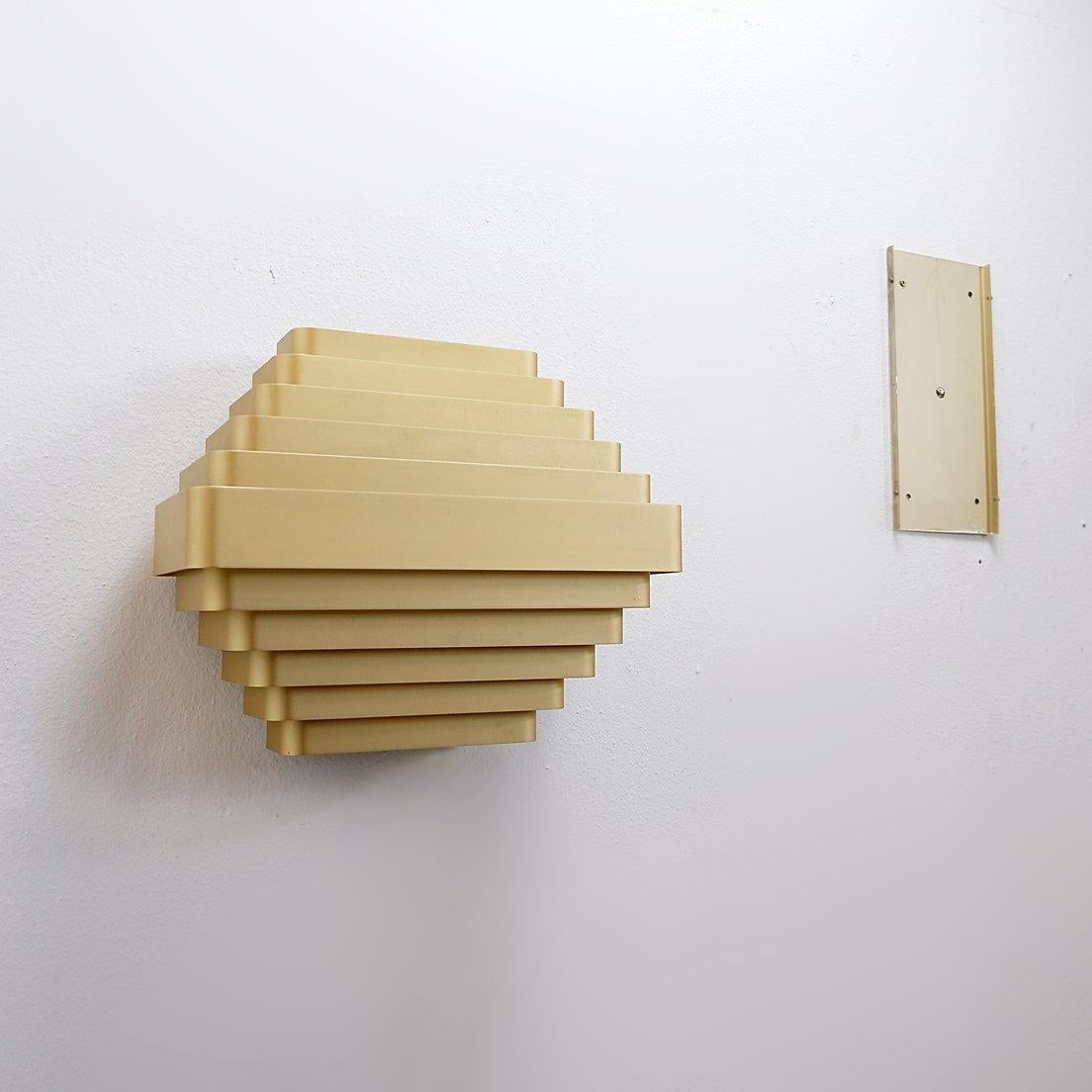Coppia di lampade da parete in alluminio color oro di Jules Wabbes - 2 coppie disponibili (1) in vendita 6