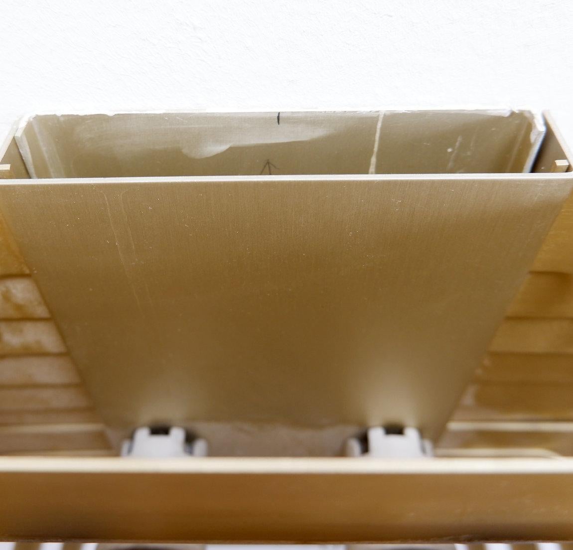 Coppia di lampade da parete in alluminio color oro di Jules Wabbes - 2 coppie disponibili (1) in vendita 7