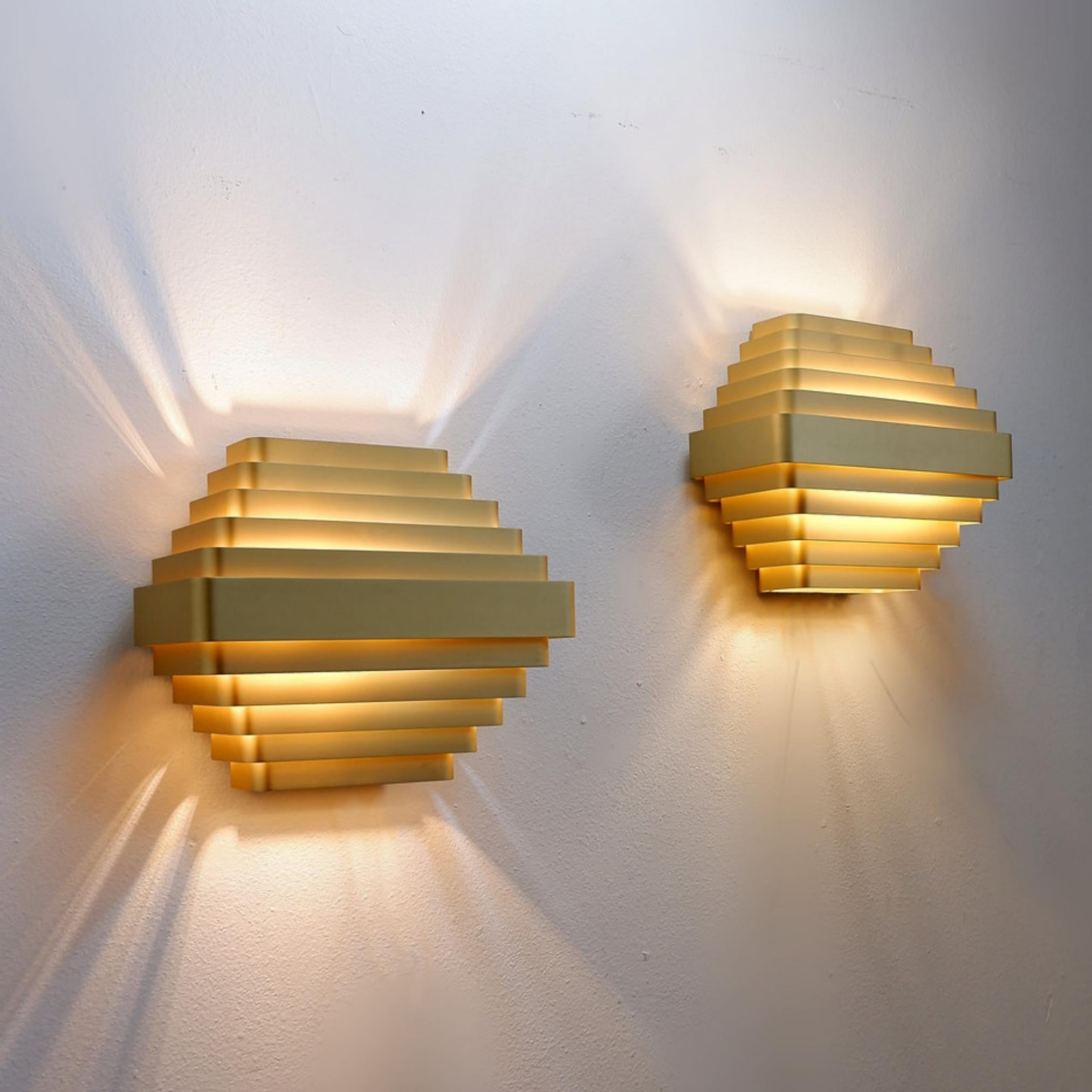 Jules Wabbes - wall sonces - Wever & Ducré
Misure: 35x19cm H. 30,5cm 
Materiali : Presa in porcellana - alluminio anodizzato
Grandi appliques del designer belga Jules Wabbes, risalenti agli anni '70. Sono composte da 11 strisce di alluminio che