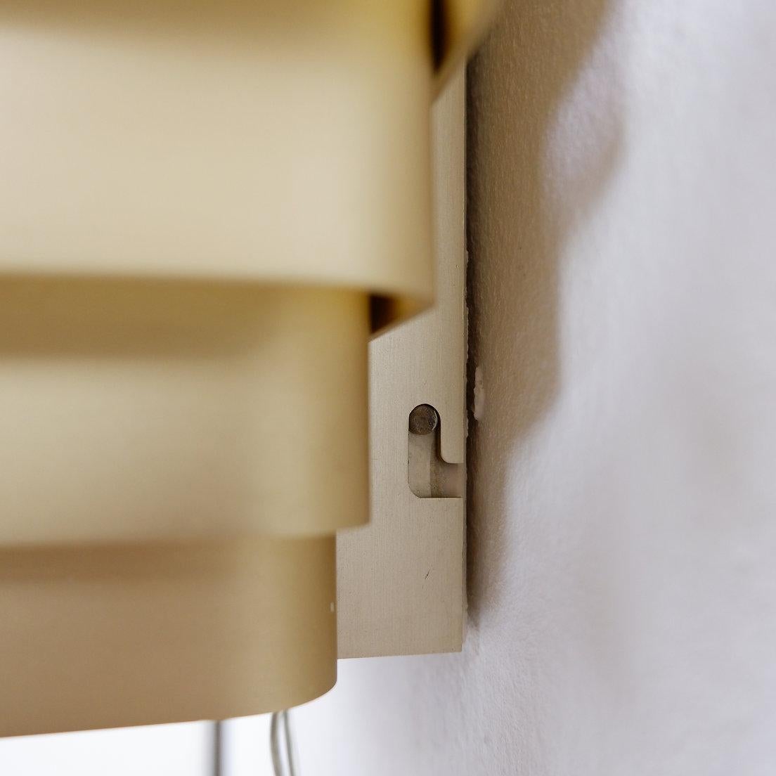 Belga Coppia di lampade da parete in alluminio color oro di Jules Wabbes - 2 coppie disponibili (1) in vendita