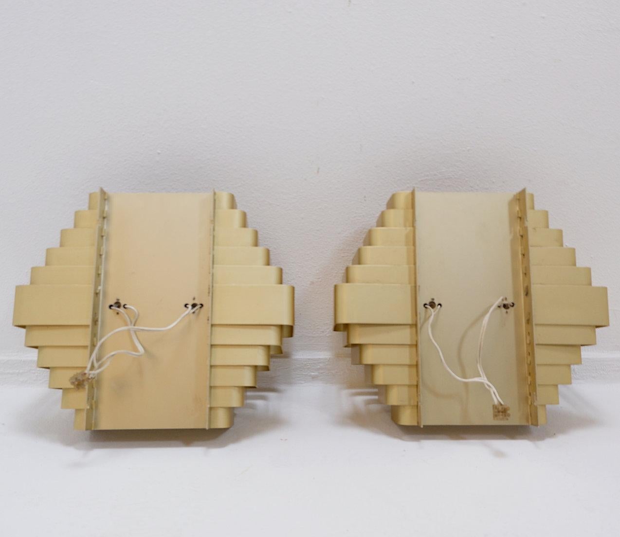 Alluminio Coppia di lampade da parete in alluminio color oro di Jules Wabbes - 2 coppie disponibili (1) in vendita