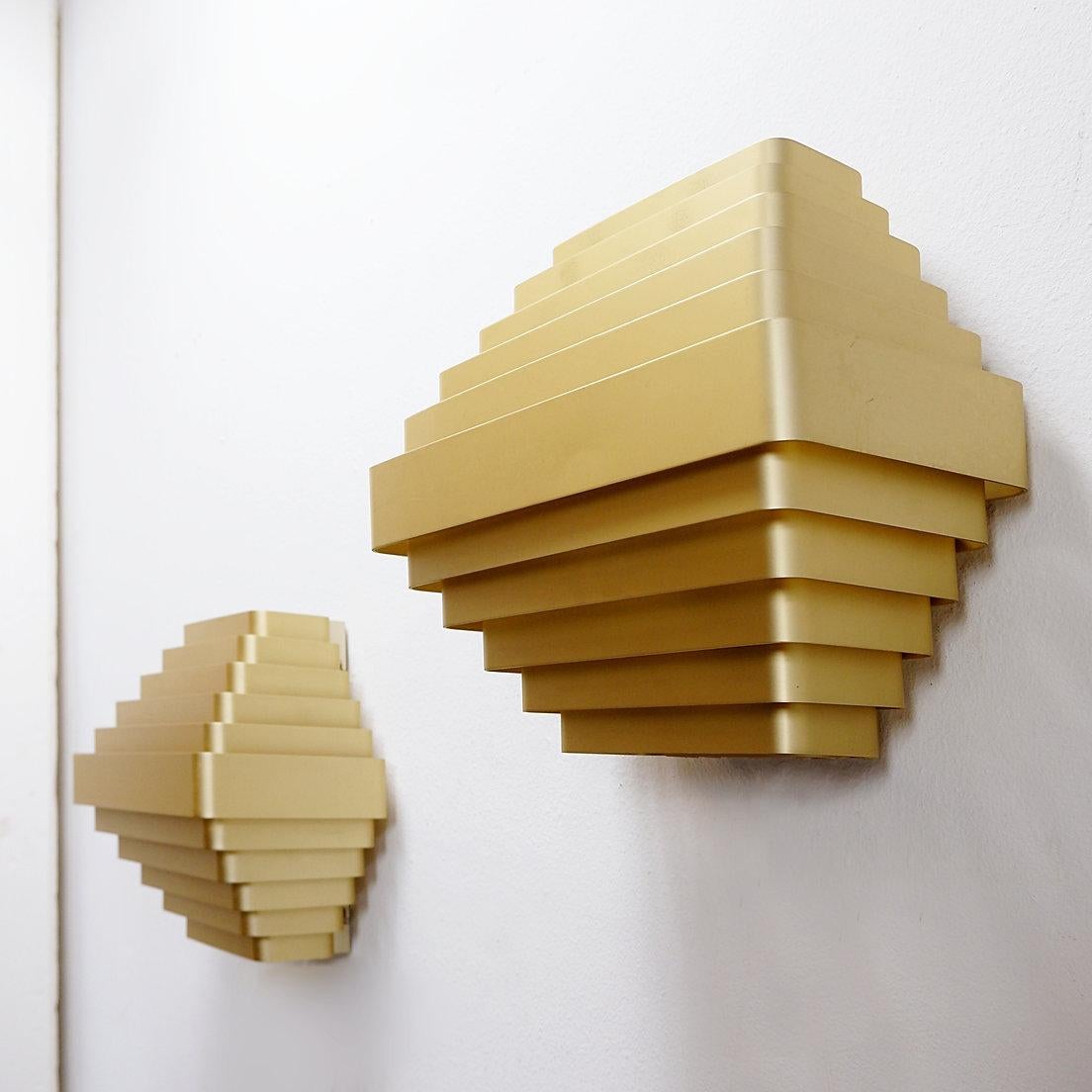 Coppia di lampade da parete in alluminio color oro di Jules Wabbes - 2 coppie disponibili (1) in vendita 1