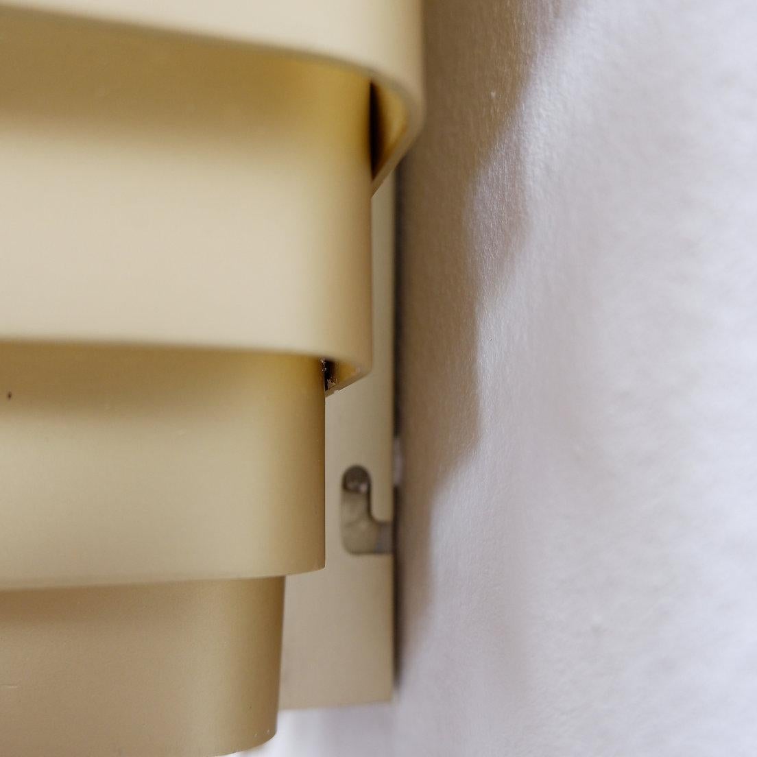 Coppia di lampade da parete in alluminio color oro di Jules Wabbes - 2 coppie disponibili (2) in vendita 3