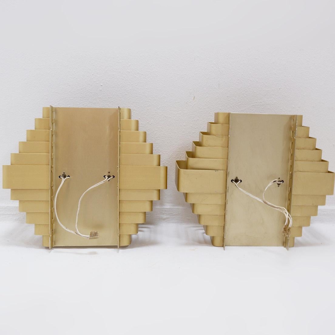 Belga Coppia di lampade da parete in alluminio color oro di Jules Wabbes - 2 coppie disponibili (2) in vendita