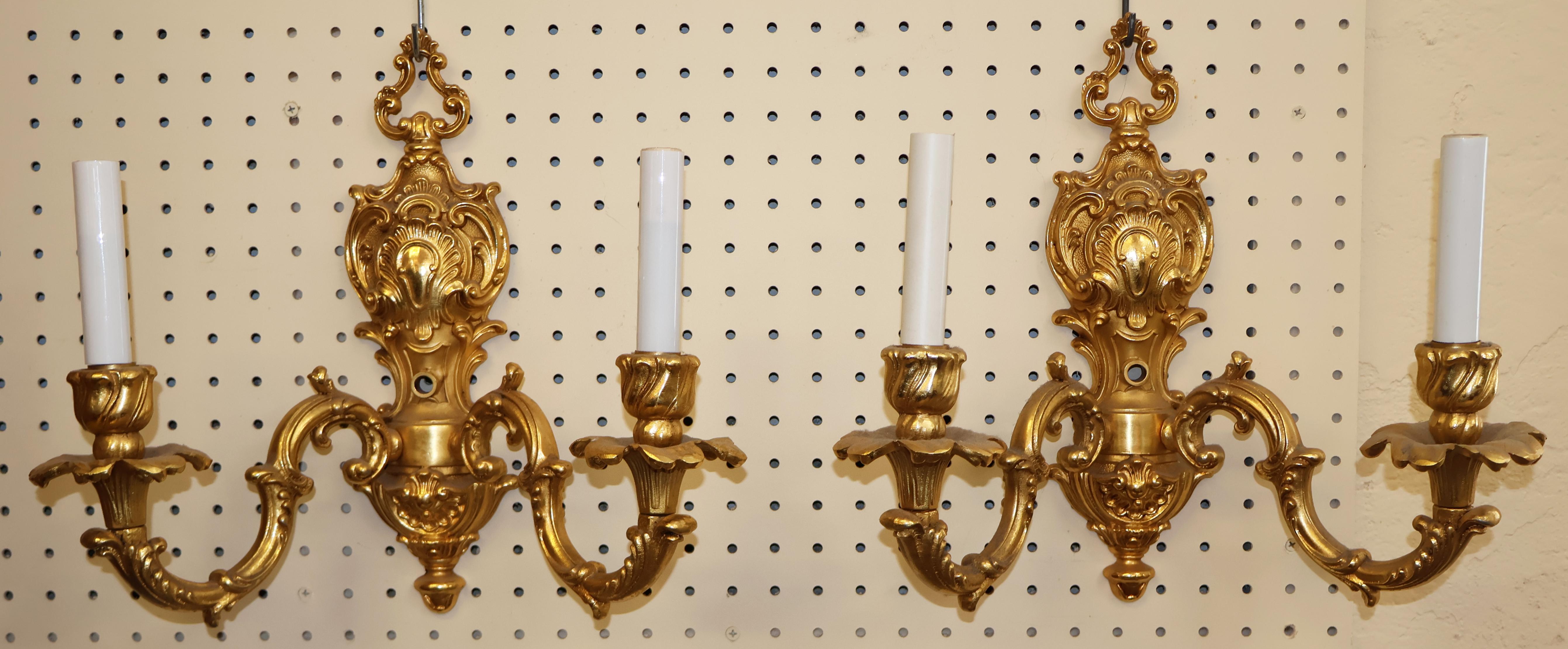 Superbe paire d'appliques à deux lumières en bronze doré par FBAI

Dimensions : 13