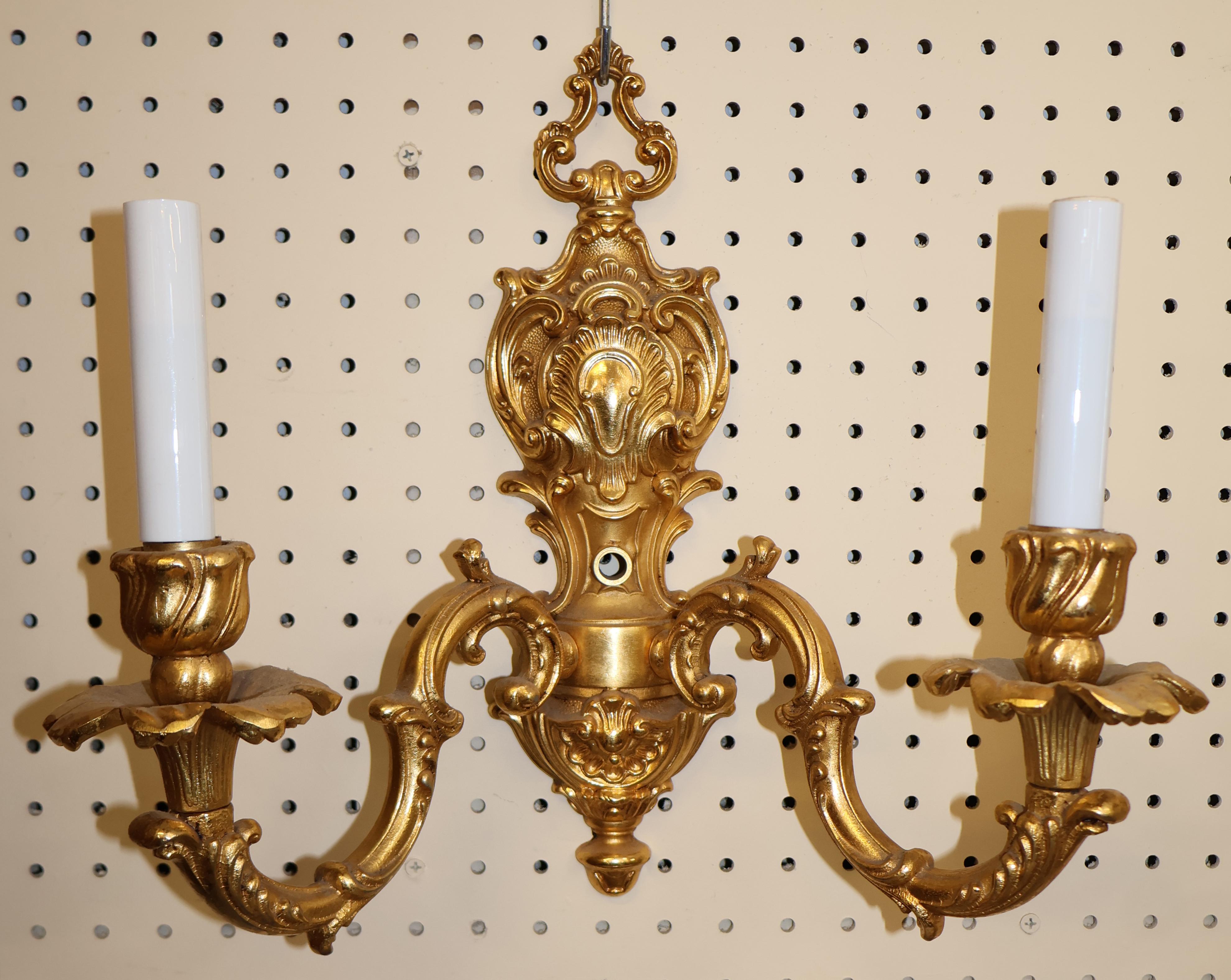 XXIe siècle et contemporain Paire d'appliques à deux lumières en bronze doré par FBAI en vente