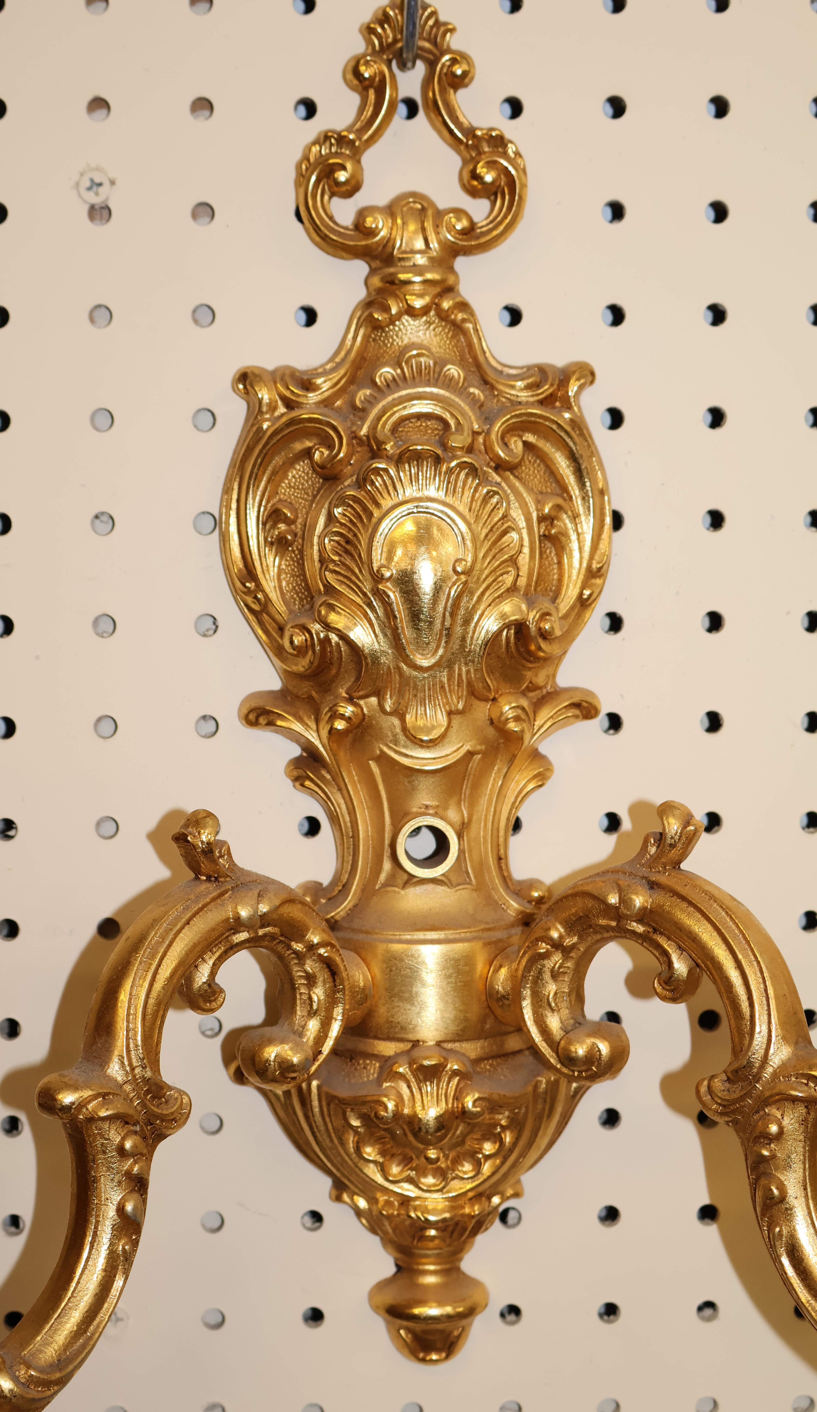 Bronze Paire d'appliques à deux lumières en bronze doré par FBAI en vente