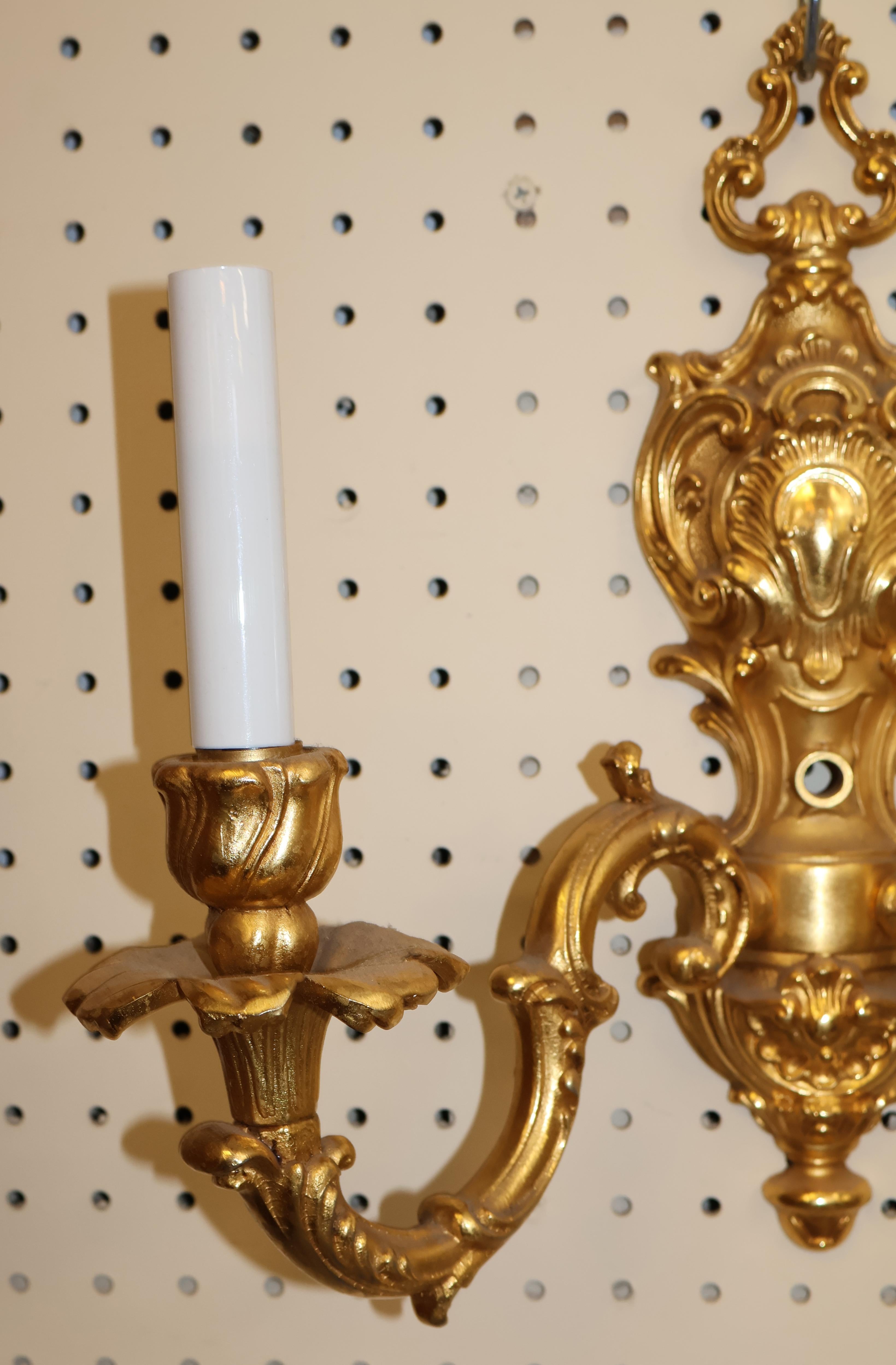 Paire d'appliques à deux lumières en bronze doré par FBAI en vente 1