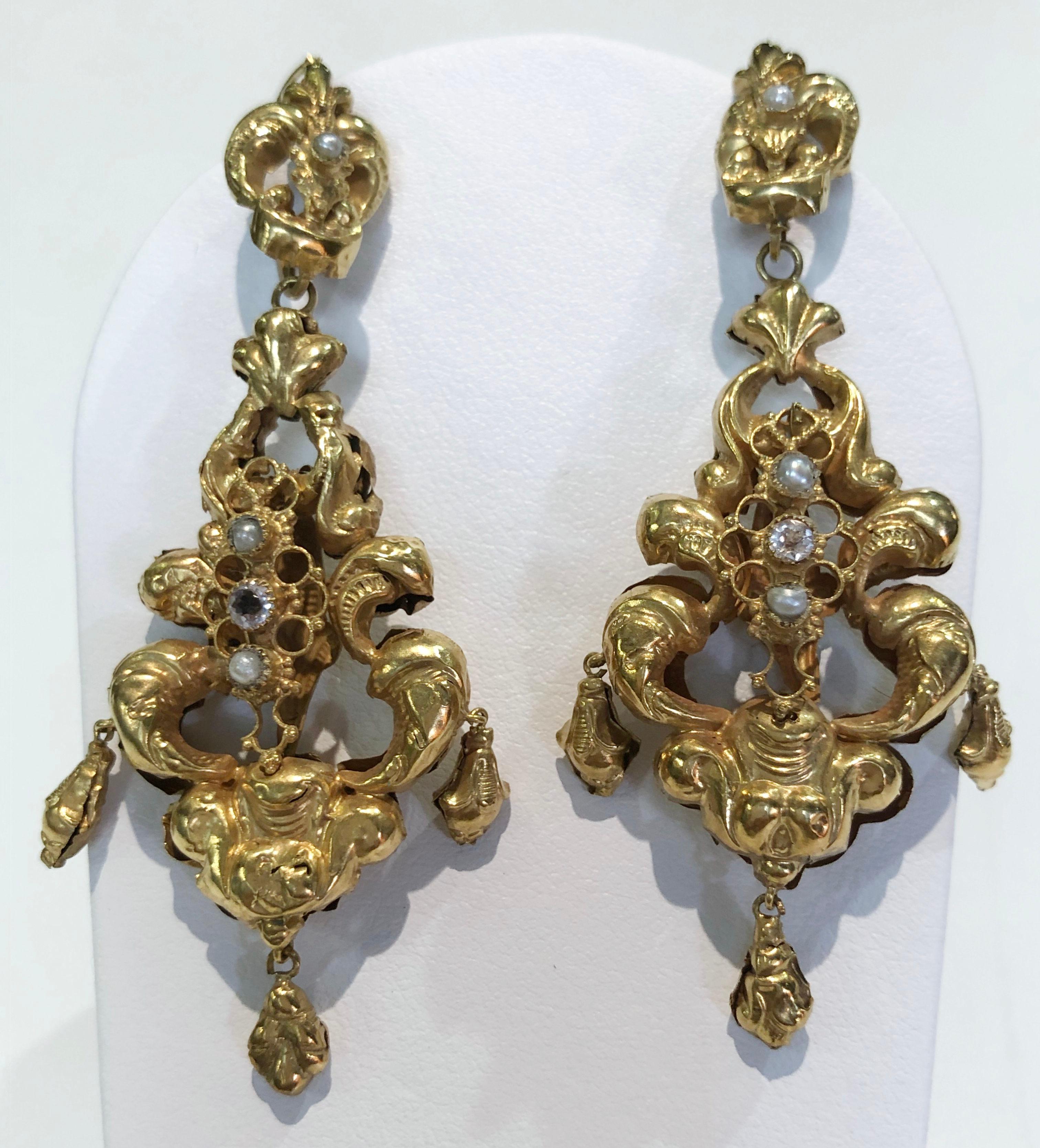 Paar antike, handgeprägte Goldohrringe, Italien um 1700
Länge 7,5 cm