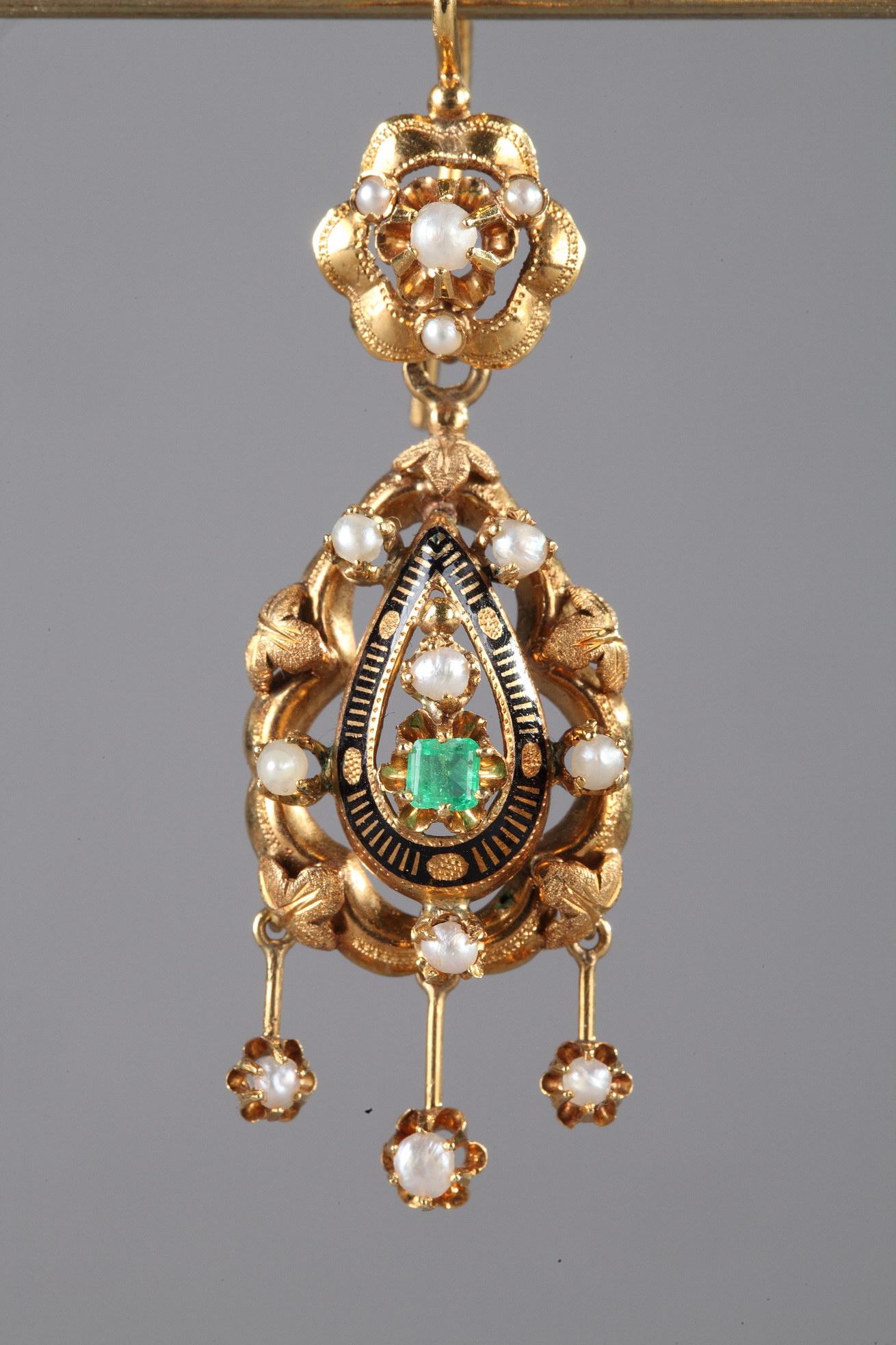Pair of Gold, Enamel, Pearl, and Emerald Earrings In Good Condition For Sale In Paris, FR