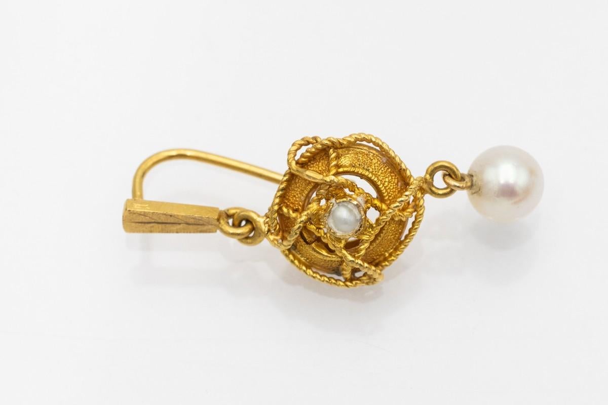 Unique filigree hanging earrings, made of 18-karat gold decorated with beige pearls. Designed and made by the famous jeweler Gustaf Dahlgren in Sweden.

Origin: Malmö, 1861. Hallmark preserved.

Very good condition, no damage.

Length: 33.5