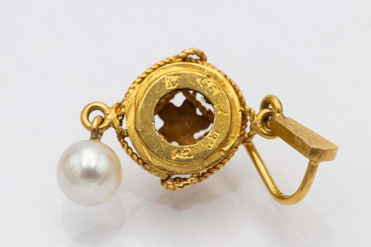 Pair of gold filigree earrings with pearls, Sweden, 1861s. In Good Condition In Chorzów, PL