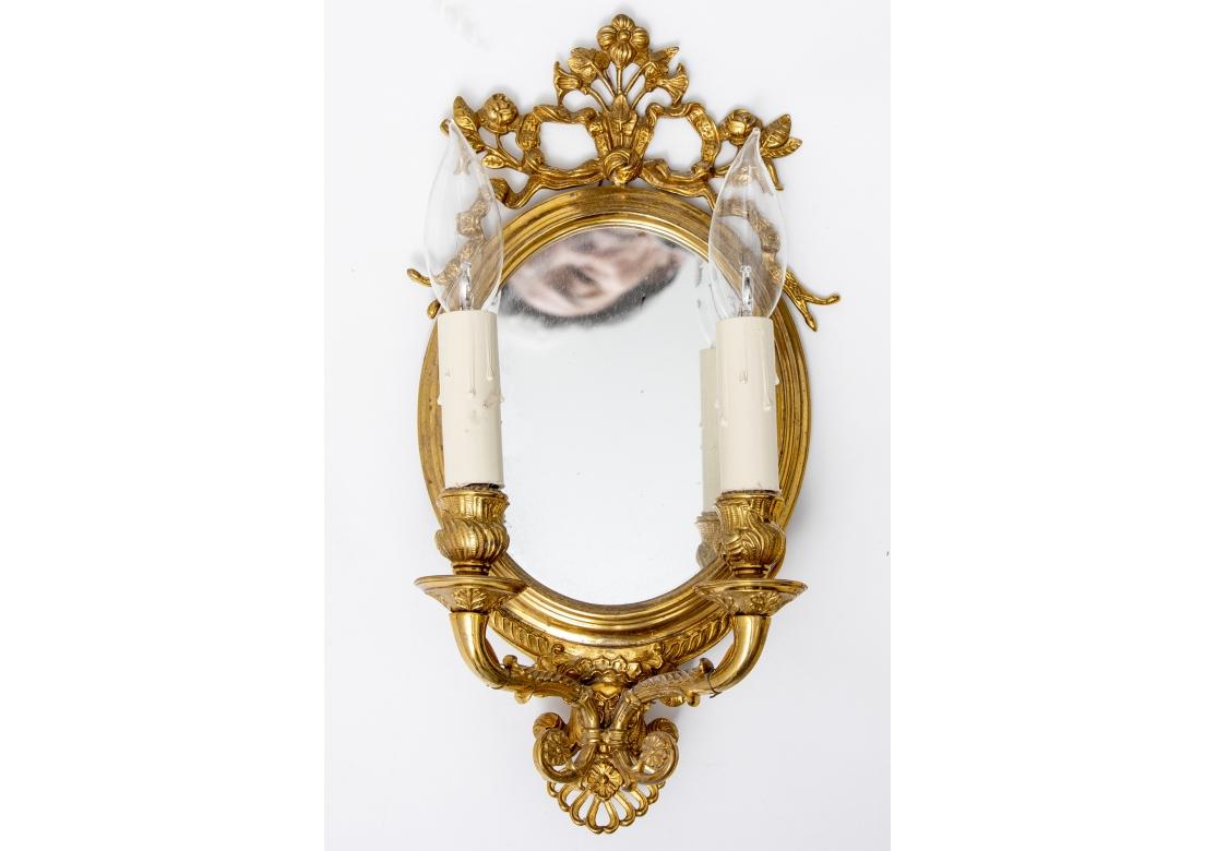 XX secolo Coppia di lampade da parete a doppio braccio con retro specchio rifinito in oro in vendita