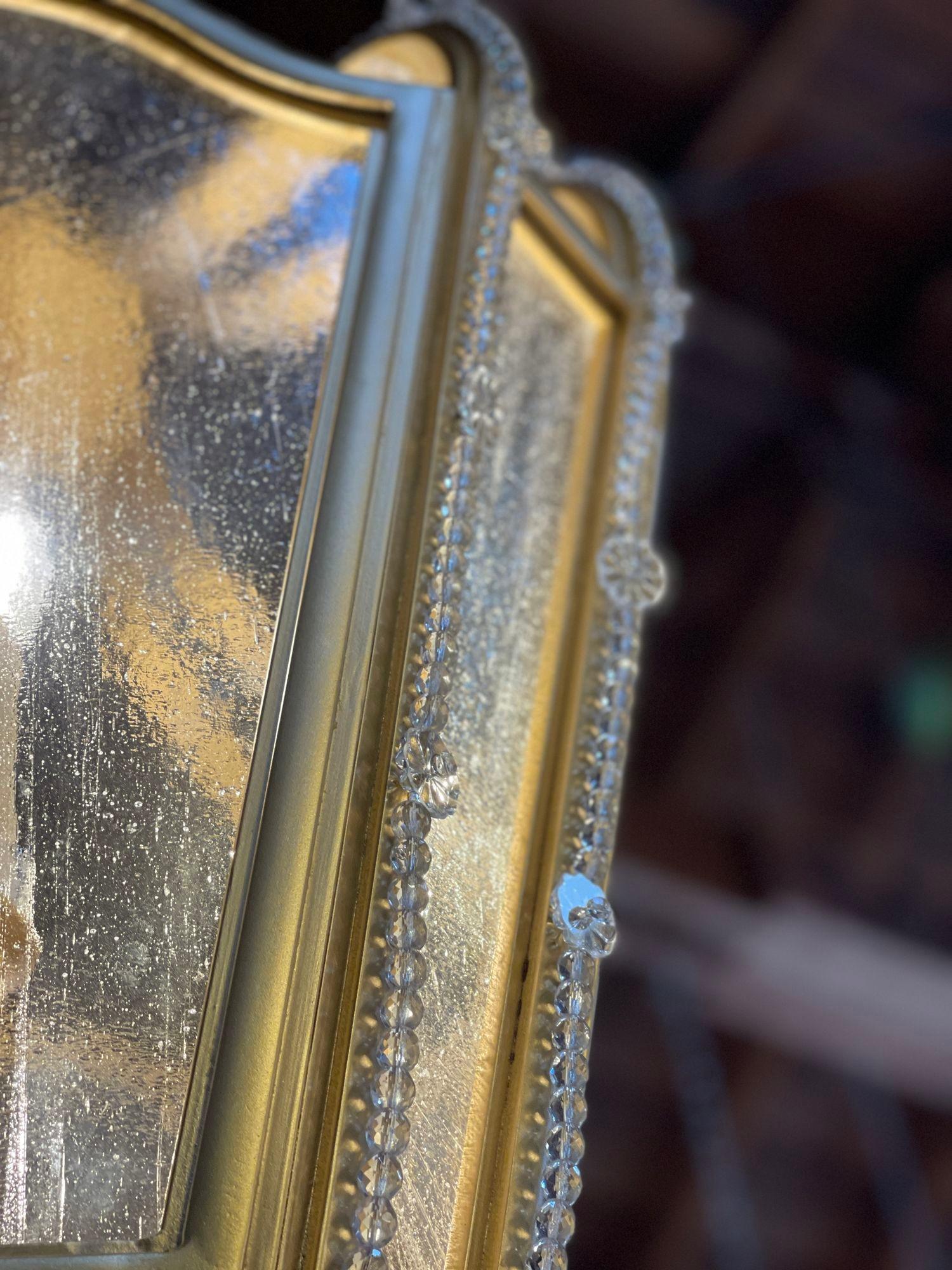 Paar vergoldete schmiedeeiserne Laternen mit strukturiertem Glas und Glasperlen (Französisch) im Angebot