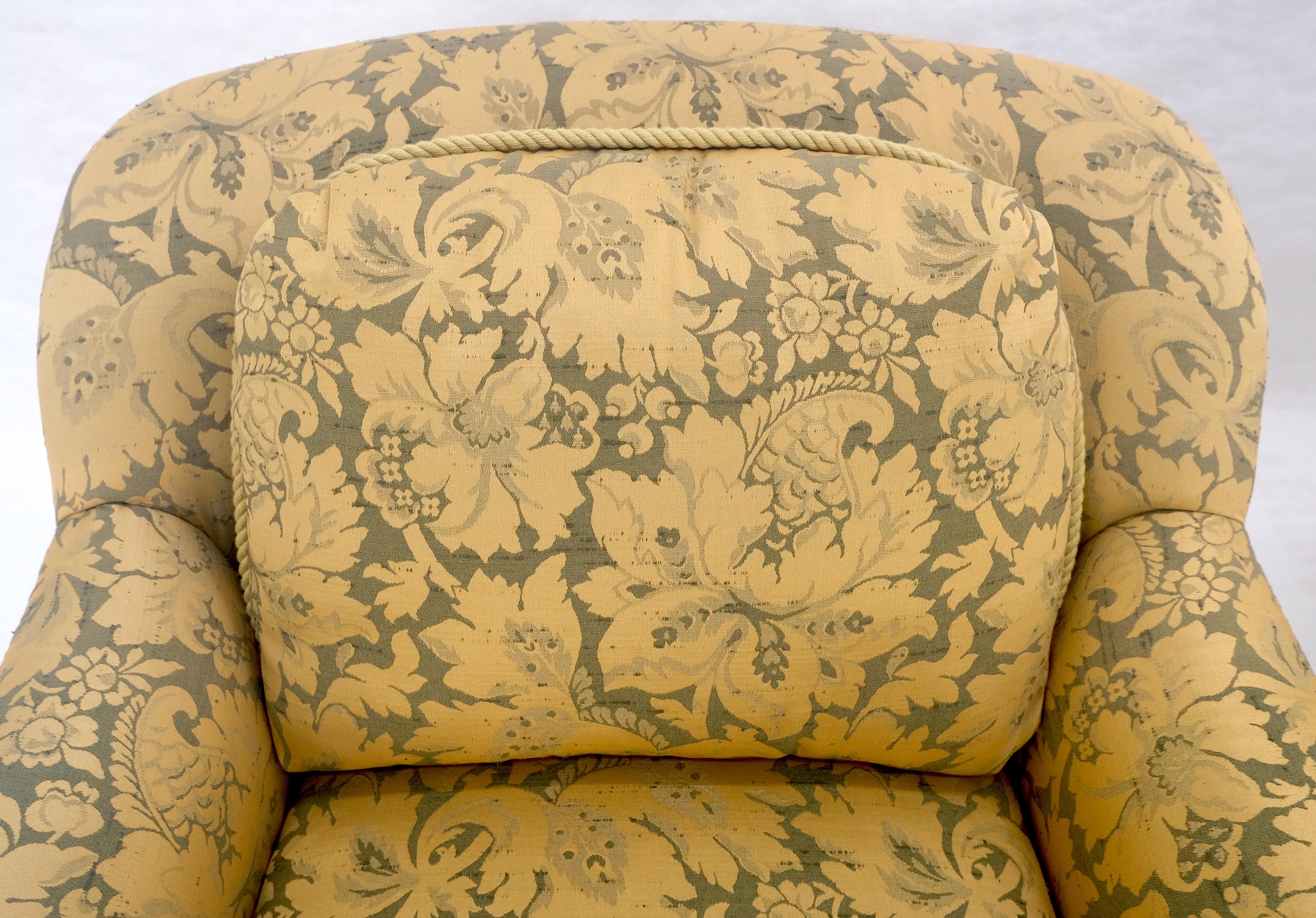Tissu d'ameublement Paire de chaises longues en tapisserie d'ameublement à motifs floraux dorés par Thomasville MINT en vente