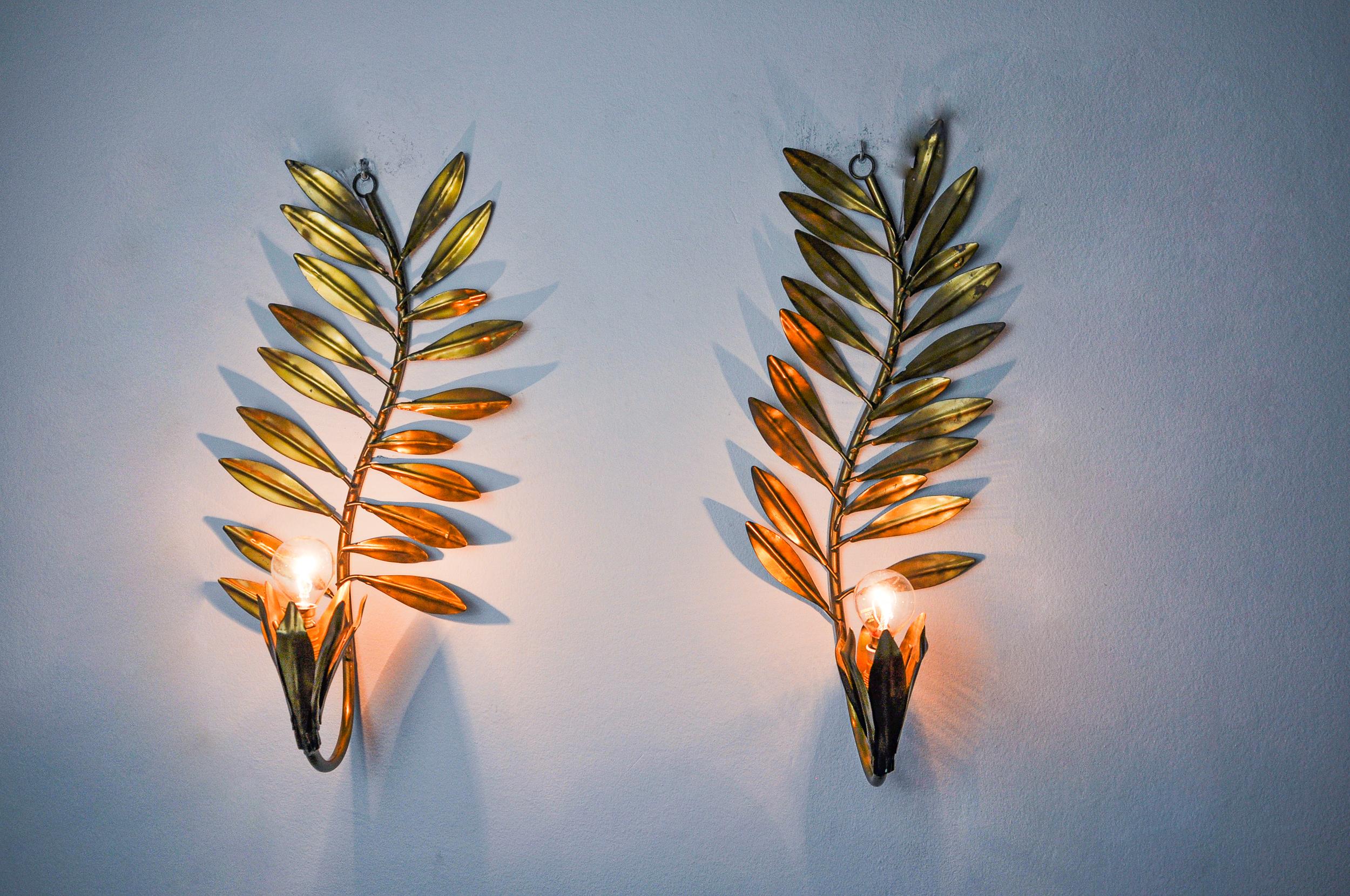 Sehr schönes und großes Paar floraler Wandleuchten, entworfen und hergestellt von Ferro Arte in Spanien in den 1980er Jahren. Vergoldete Metallstruktur, die ein florales Thema darstellt. Hervorragende Patina. Einzigartiges Objekt, das wunderbar