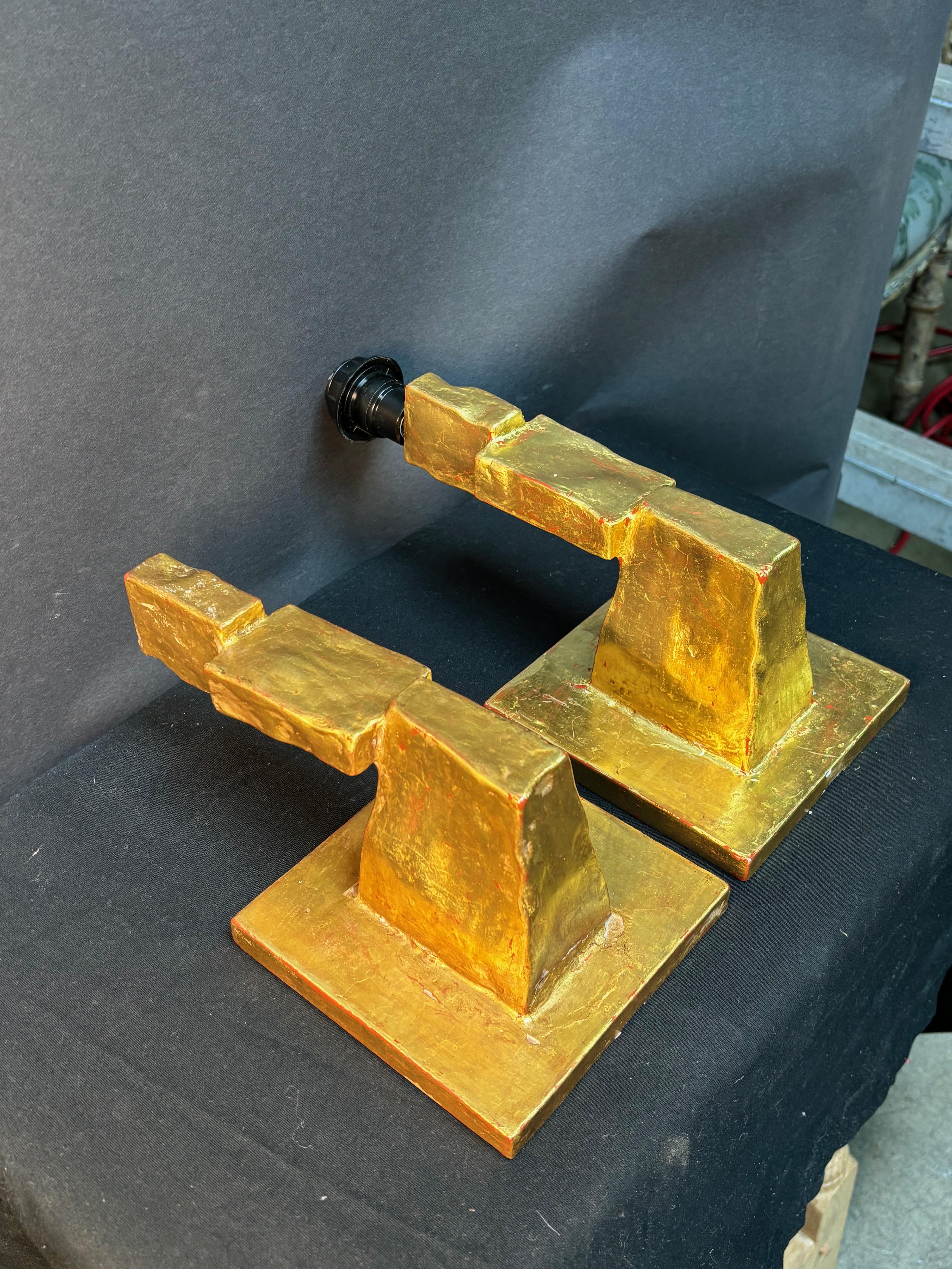 Die Wandleuchter haben ein strukturiertes, blockartiges Design, das ihnen ein schweres, skulpturales Aussehen verleiht. Sie haben einen erstaunlichen abstrakten und minimalistischen Stil. Die raue Oberfläche und die geometrische Form sind