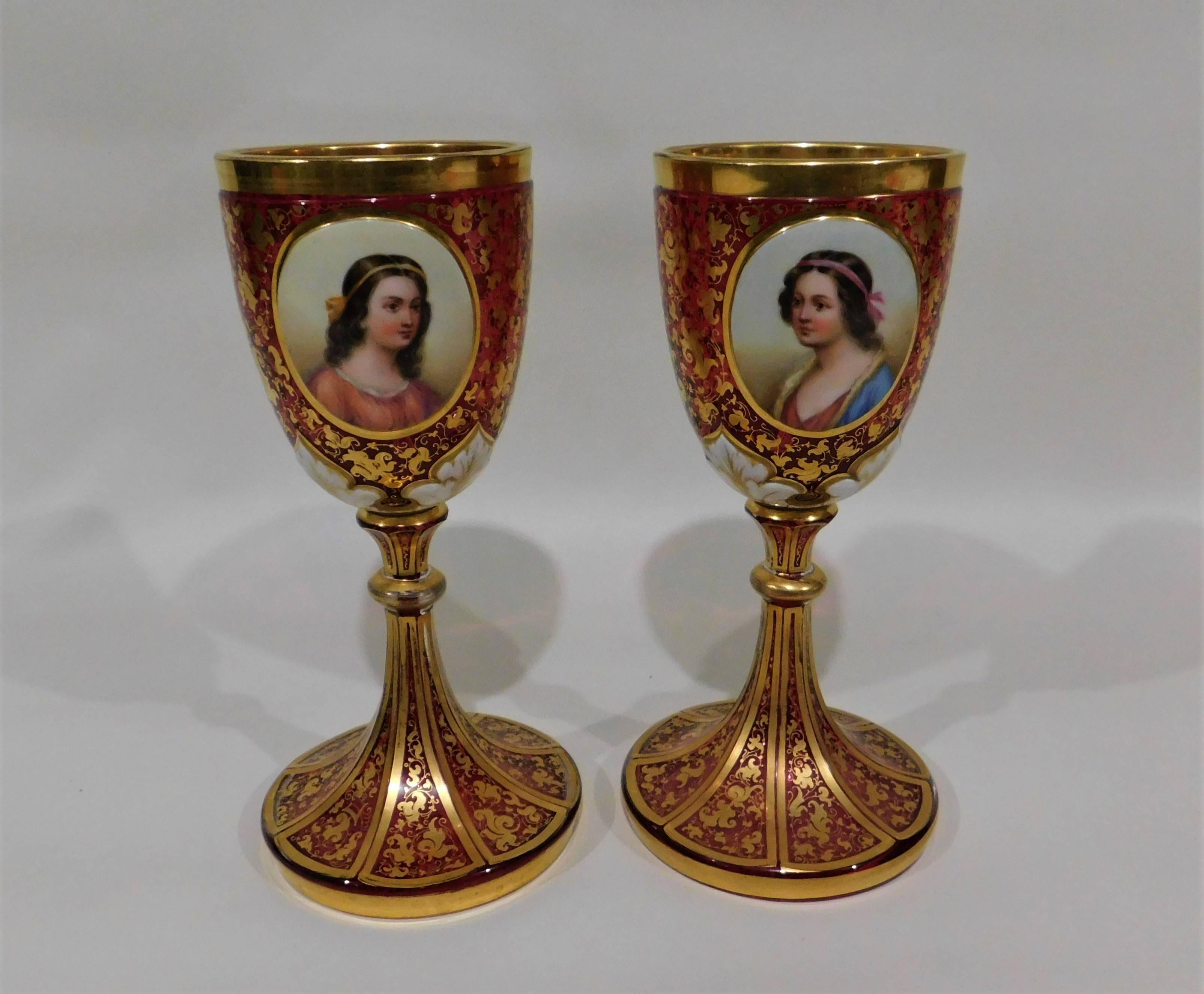 Paar vergoldete, handbemalte, emaillierte böhmische Goblets aus böhmischem Glas, vergoldet (Österreichisch) im Angebot