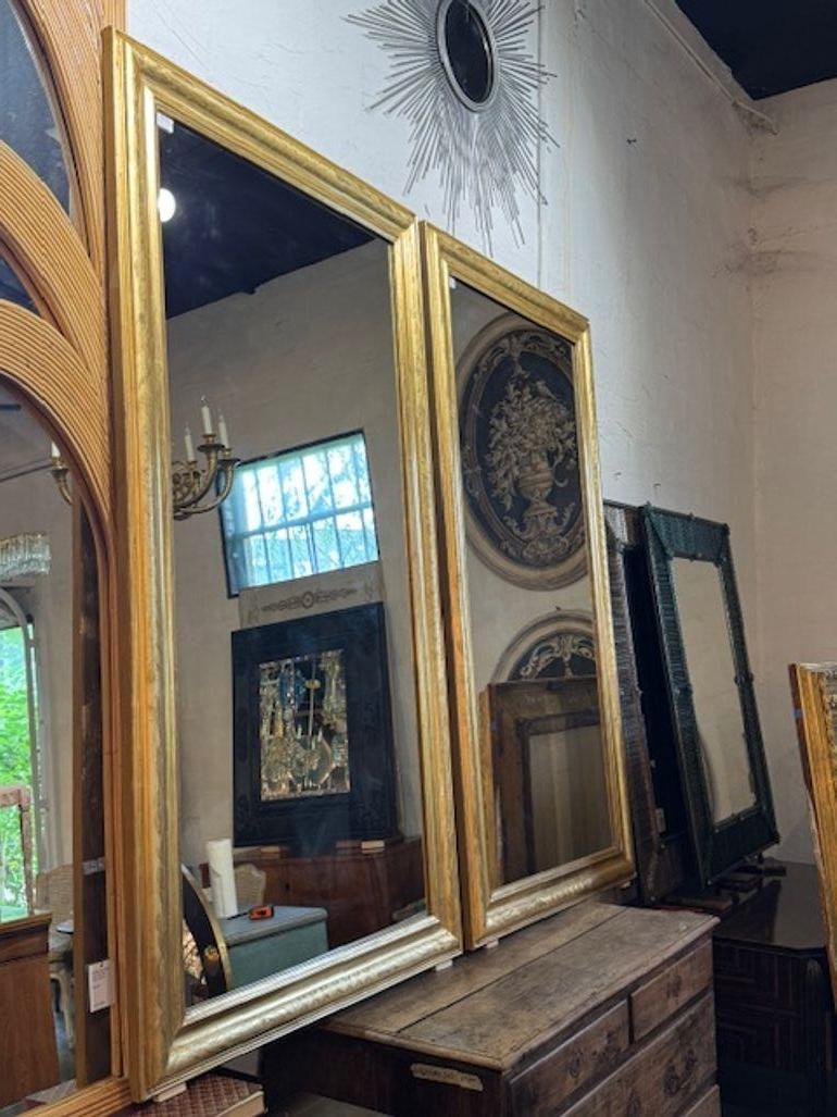 Bei diesem Produkt handelt es sich um ein Paar vergoldete Louis Philippe-Spiegel mit geometrischem Muster. Die Spiegel haben ein luxuriöses und elegantes Aussehen, perfekt, um jedem Raum im Haus einen Hauch von Raffinesse zu verleihen. Das