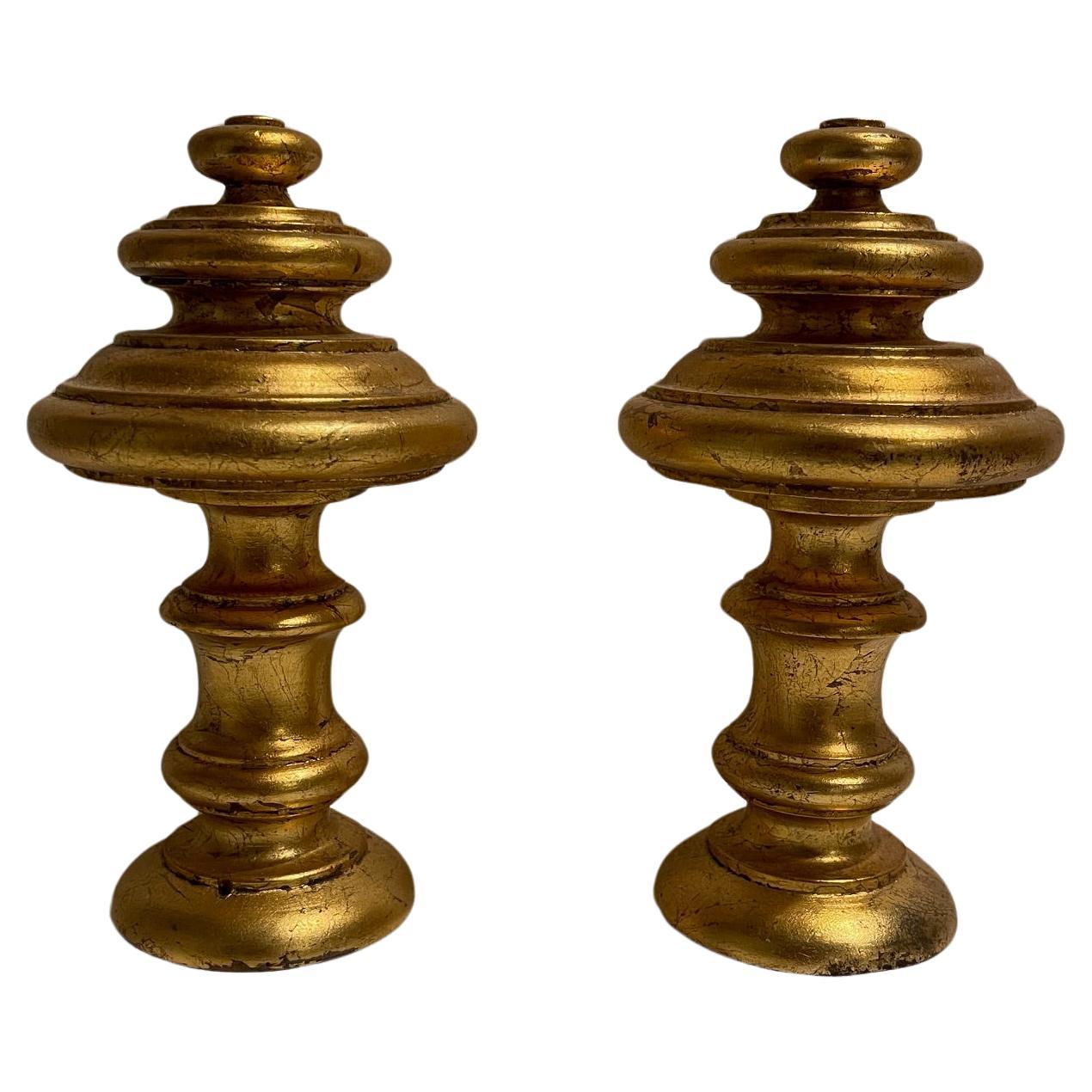 Paire de  Dos à cravate ou décoratif français en bois doré, fin du 19ème siècle en vente