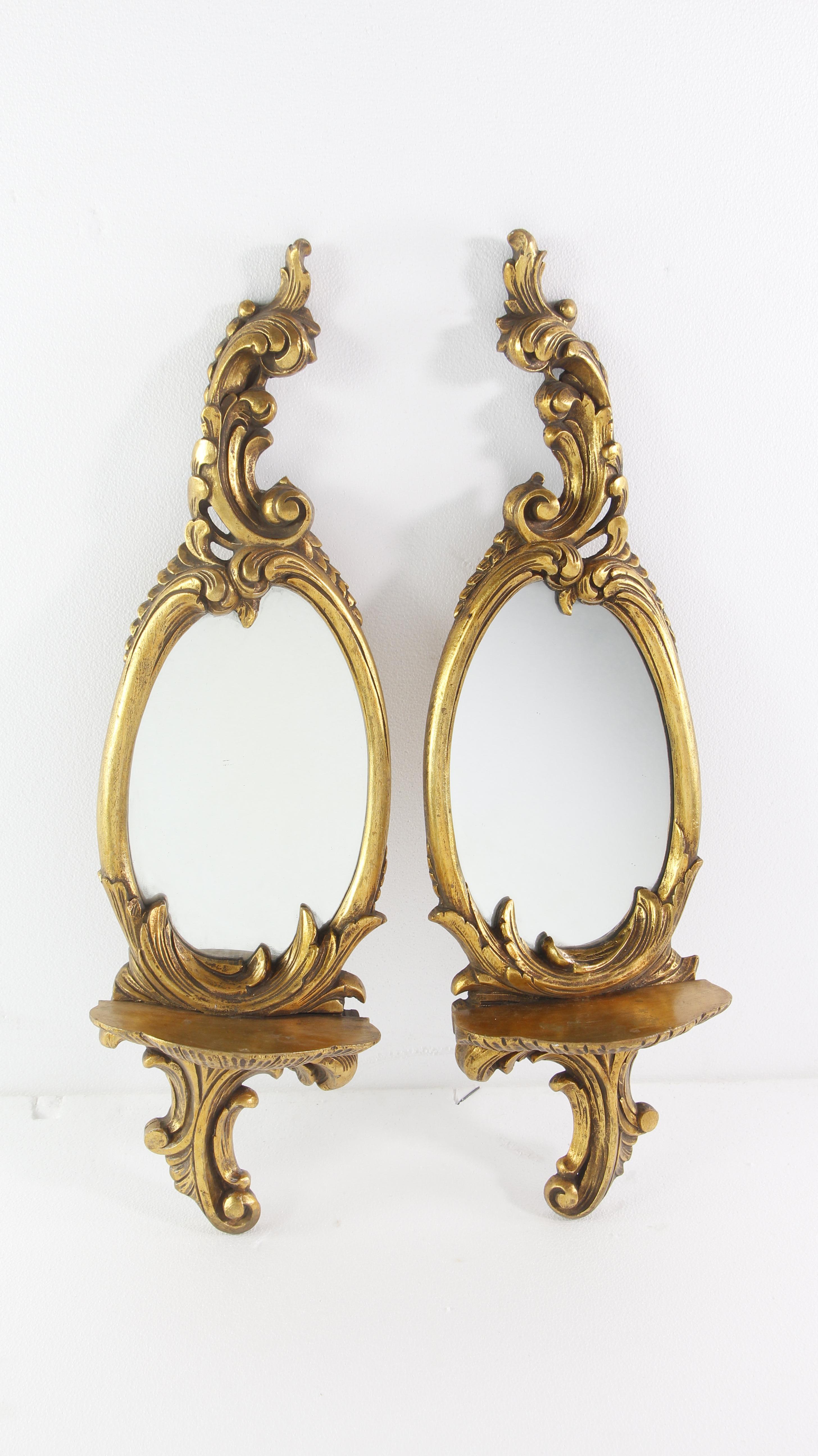 Paire de miroirs muraux en bois doré avec détails de feuillage et étagères en vente 4