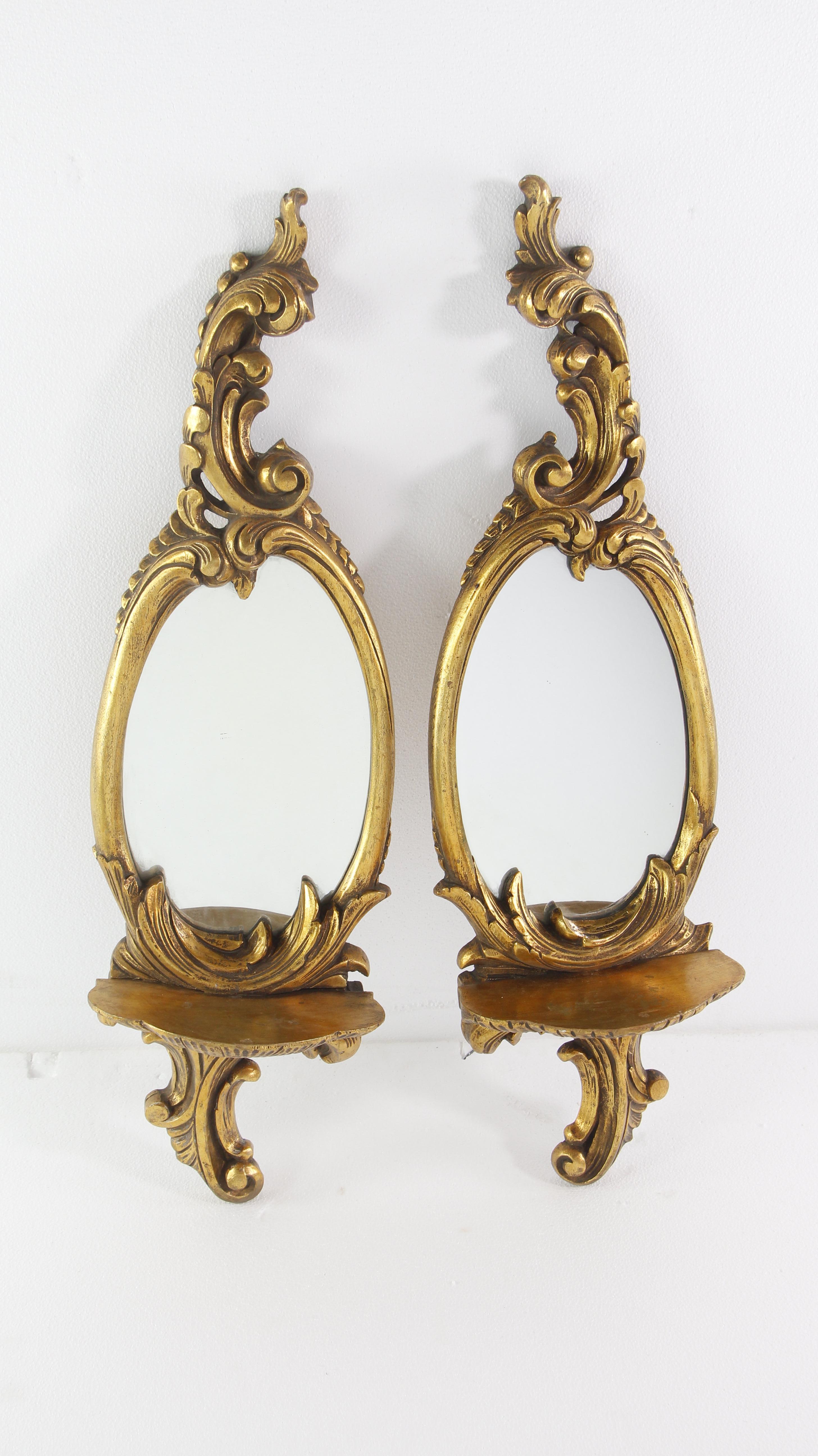 Paire de miroirs muraux en bois doré avec détails de feuillage et étagères en vente 5