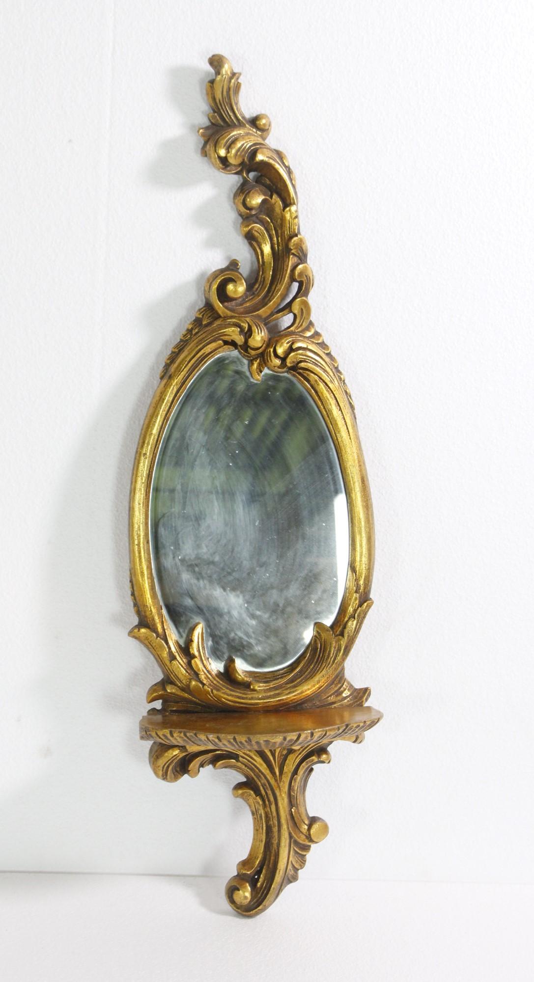 Américain Paire de miroirs muraux en bois doré avec détails de feuillage et étagères en vente