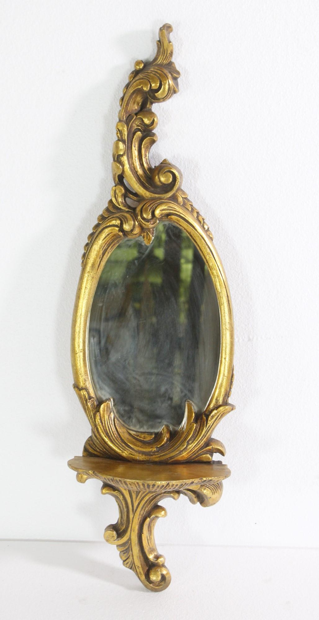 Doré Paire de miroirs muraux en bois doré avec détails de feuillage et étagères en vente