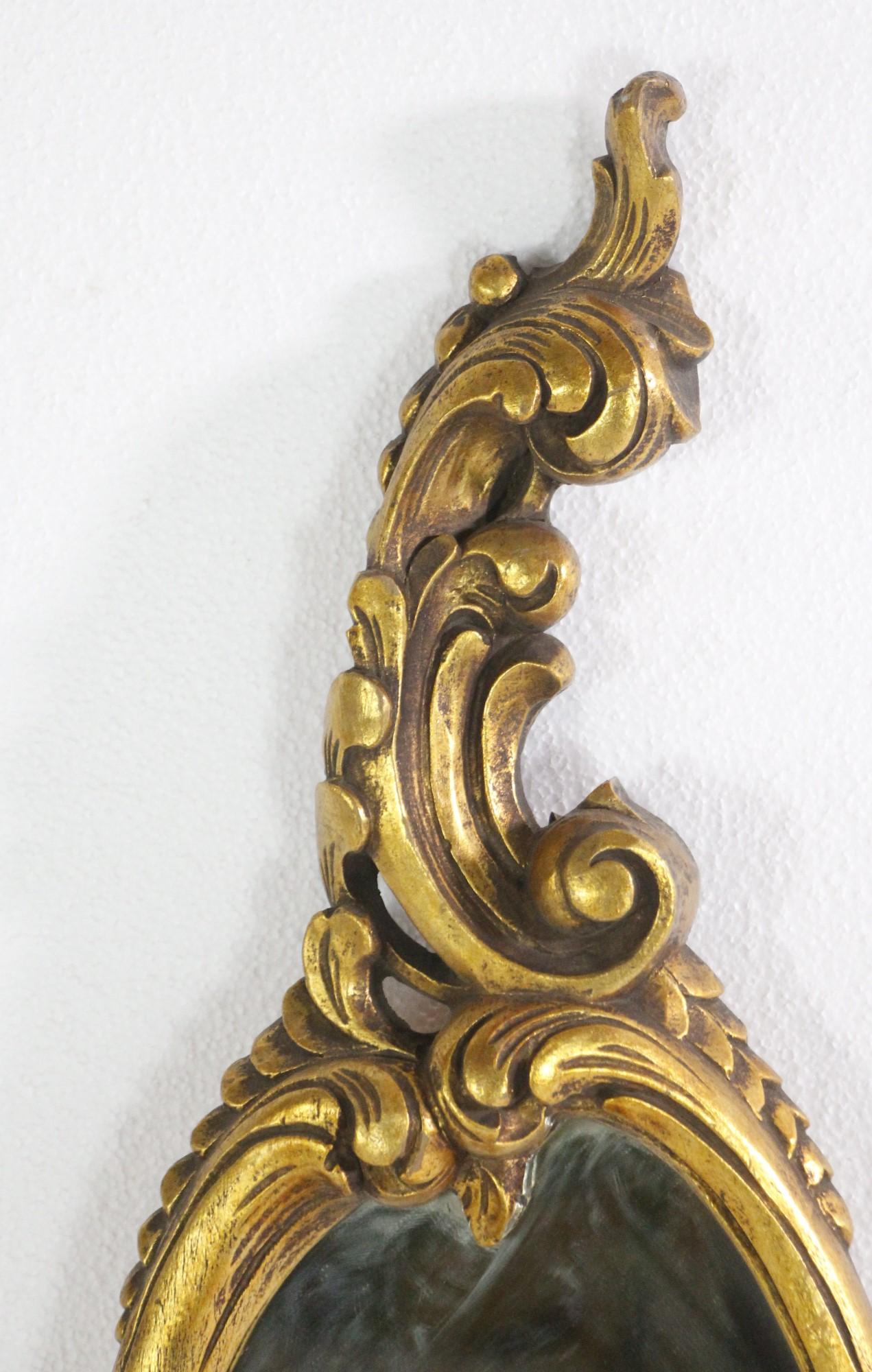 Pair Gold vergoldet Wood Wandhalterung Spiegel w / Laub Detail & Regale im Zustand „Gut“ im Angebot in New York, NY