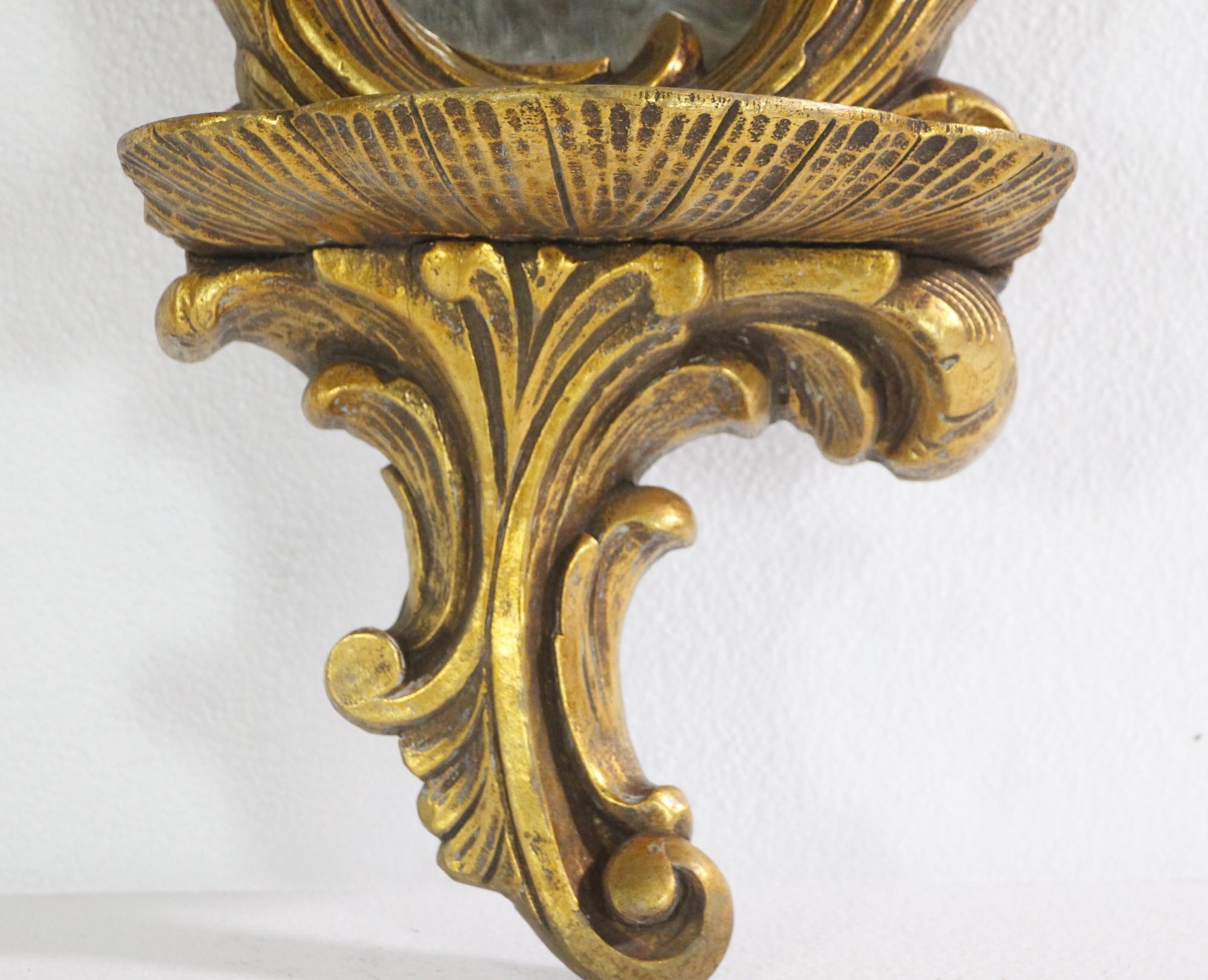 Miroir Paire de miroirs muraux en bois doré avec détails de feuillage et étagères en vente